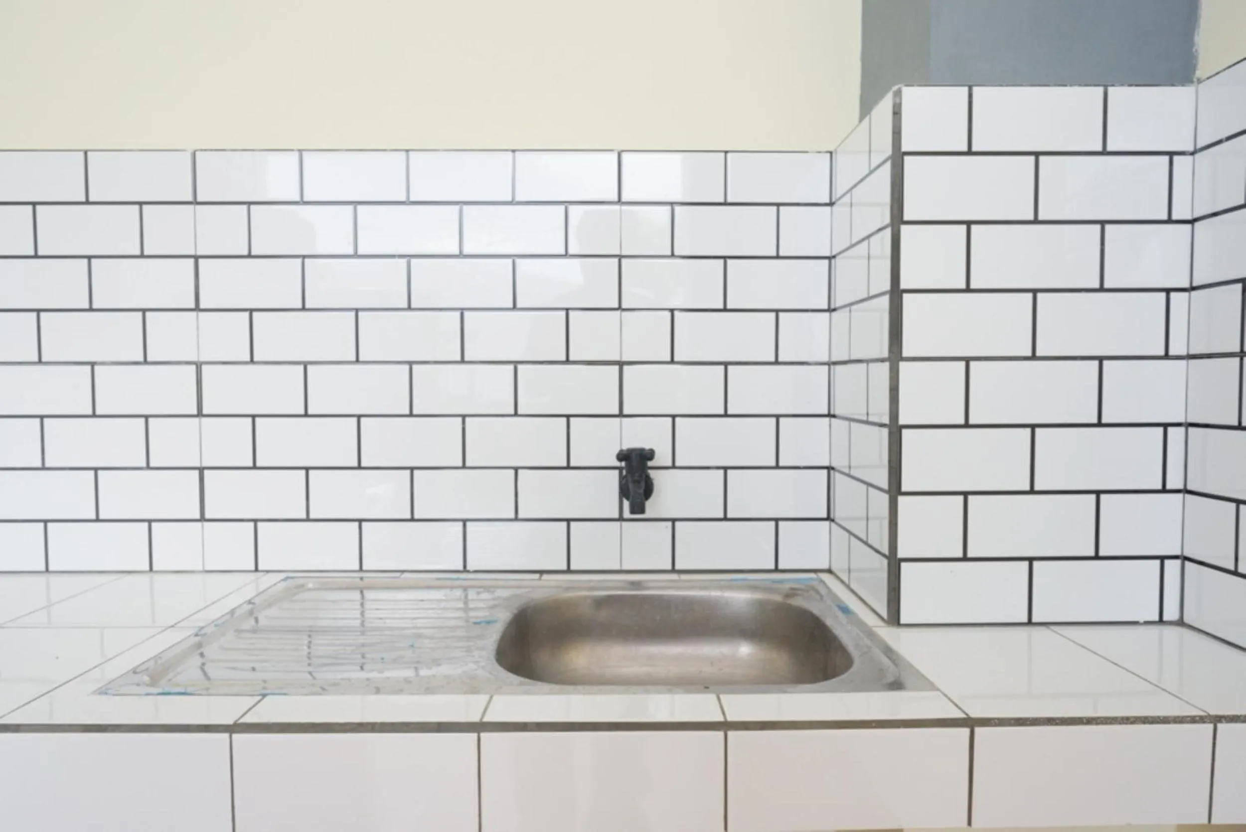 Kitchen or kitchenette in Urbanview Hotel Telu Wolu Monjali by RedDoorz