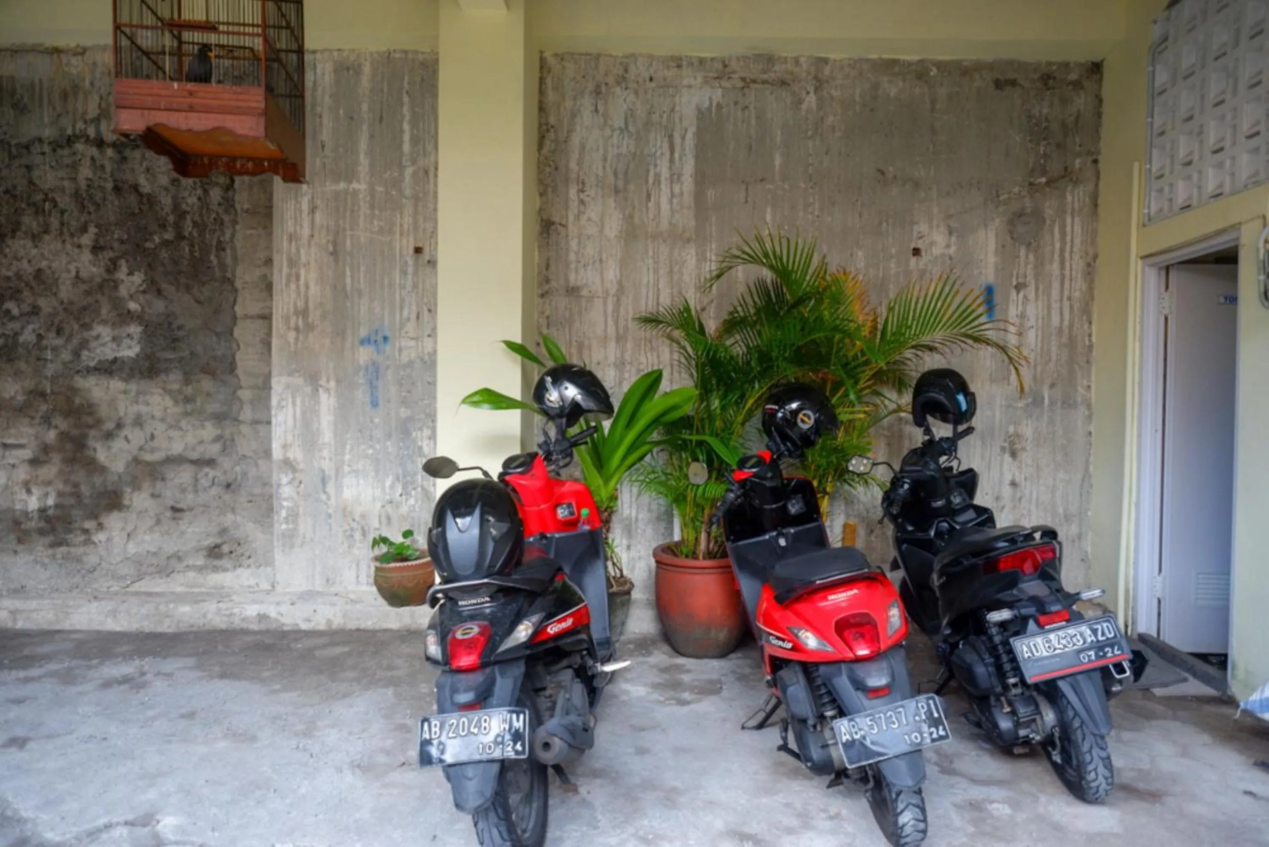 Parking in Urbanview Hotel Telu Wolu Monjali by RedDoorz