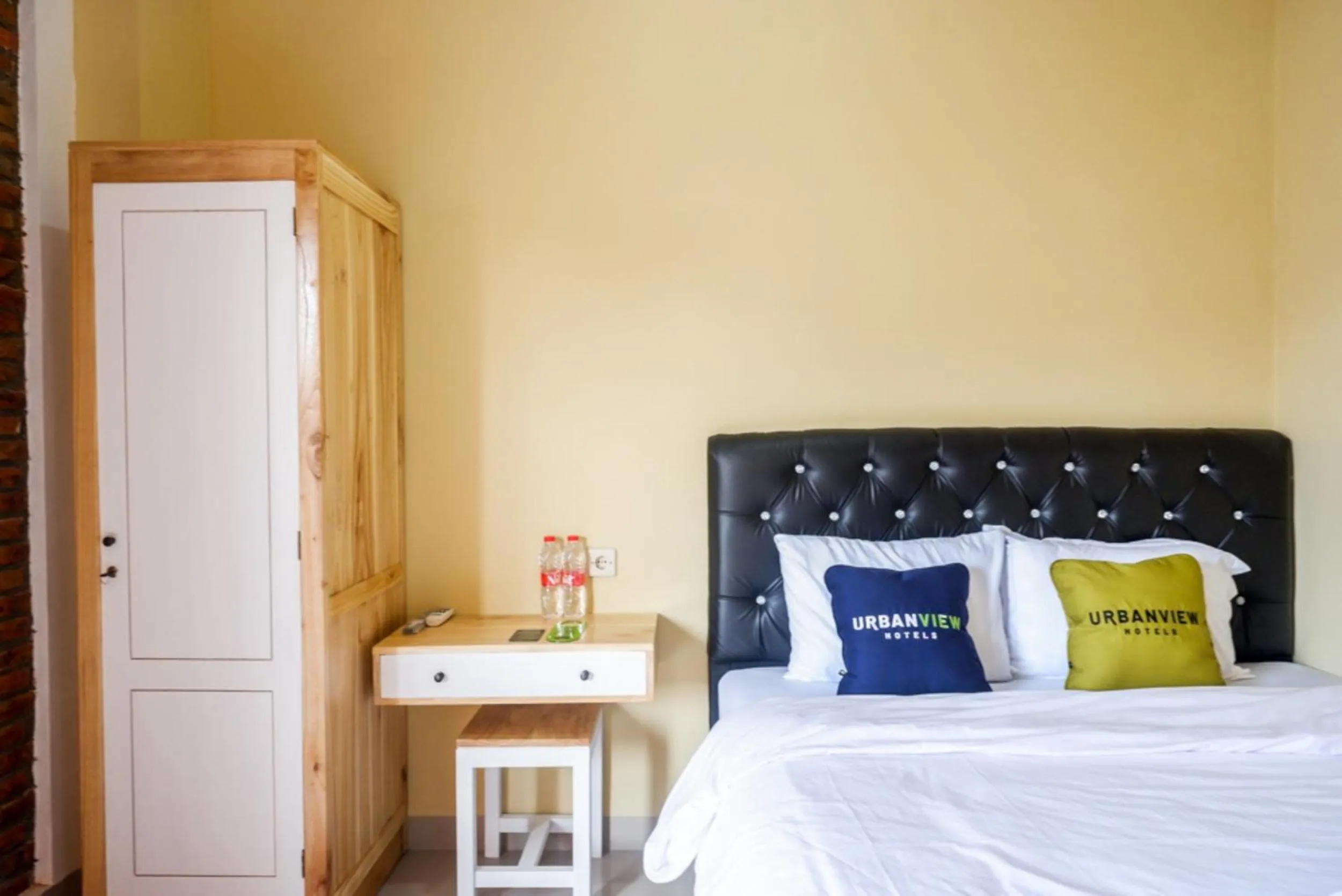 Bedroom, Bed in Urbanview Hotel Telu Wolu Monjali by RedDoorz