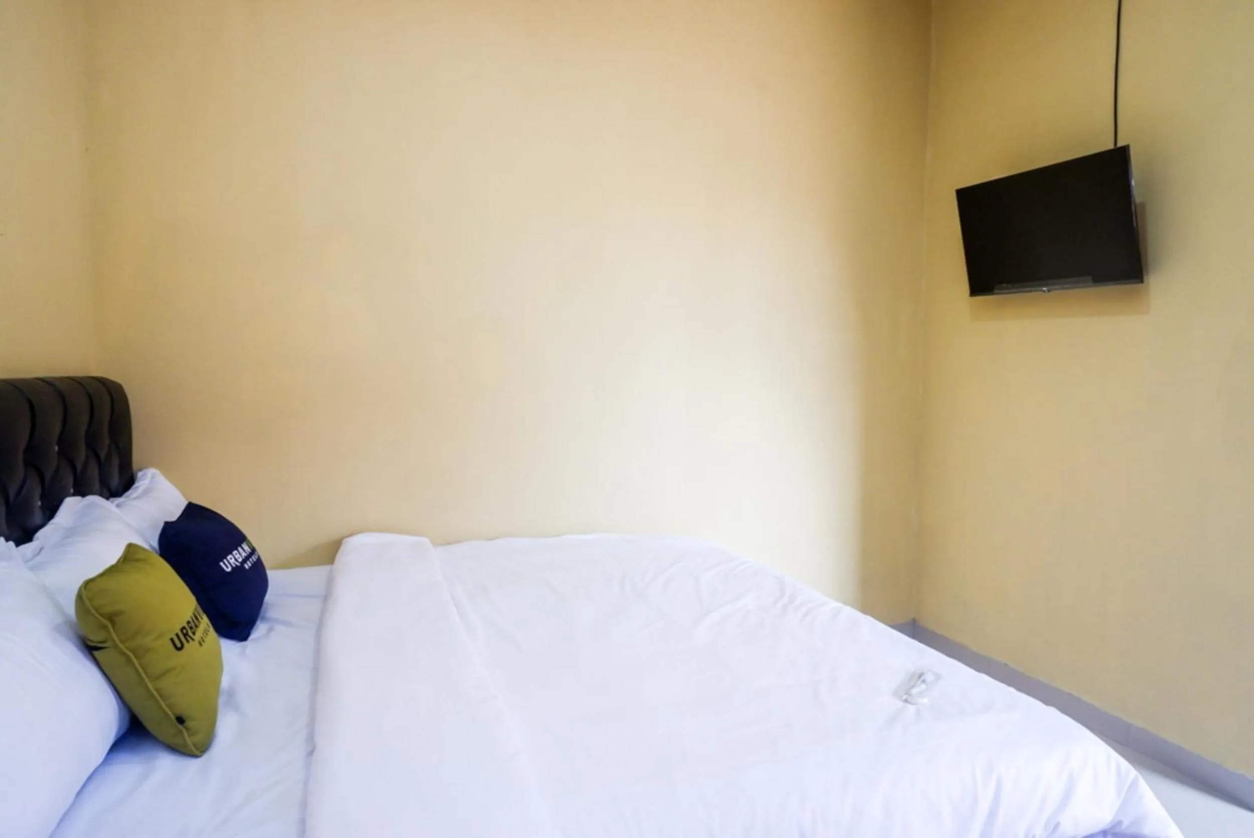 Bedroom, Bed in Urbanview Hotel Telu Wolu Monjali by RedDoorz