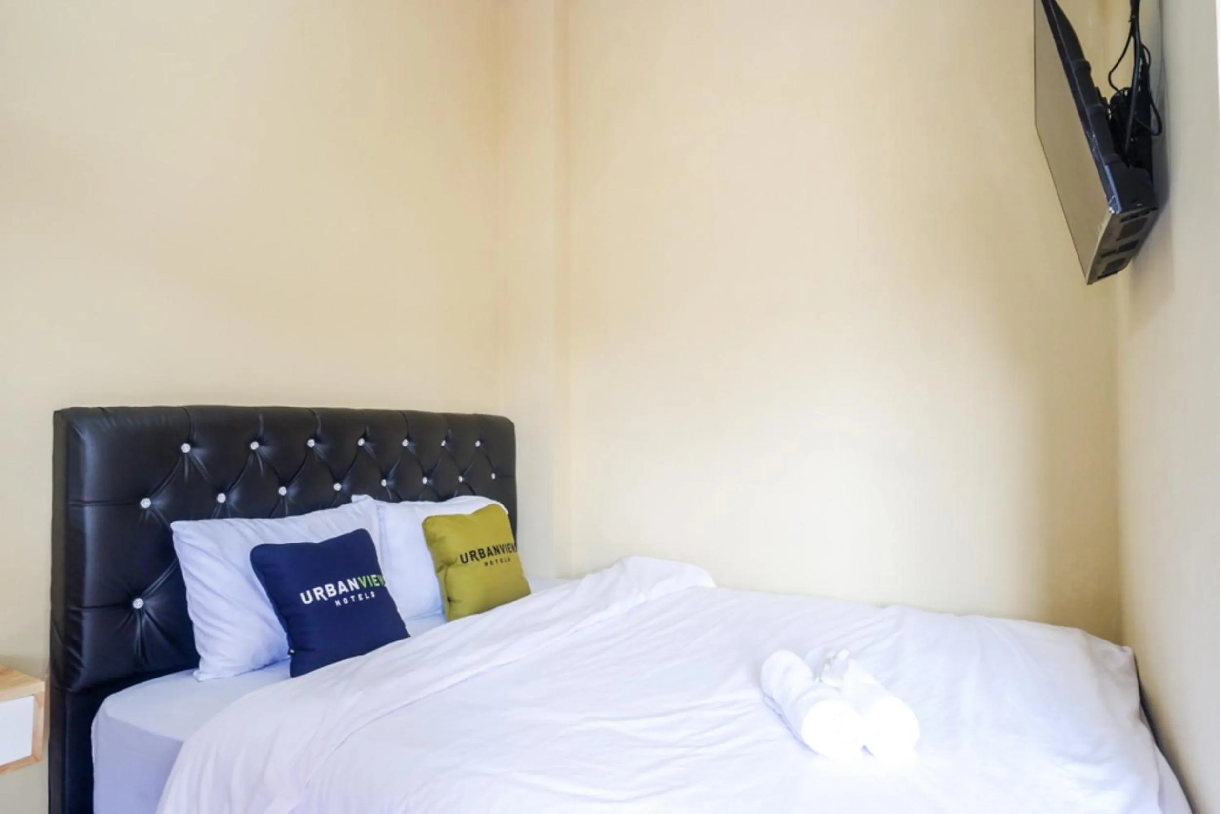 Bed in Urbanview Hotel Telu Wolu Monjali by RedDoorz