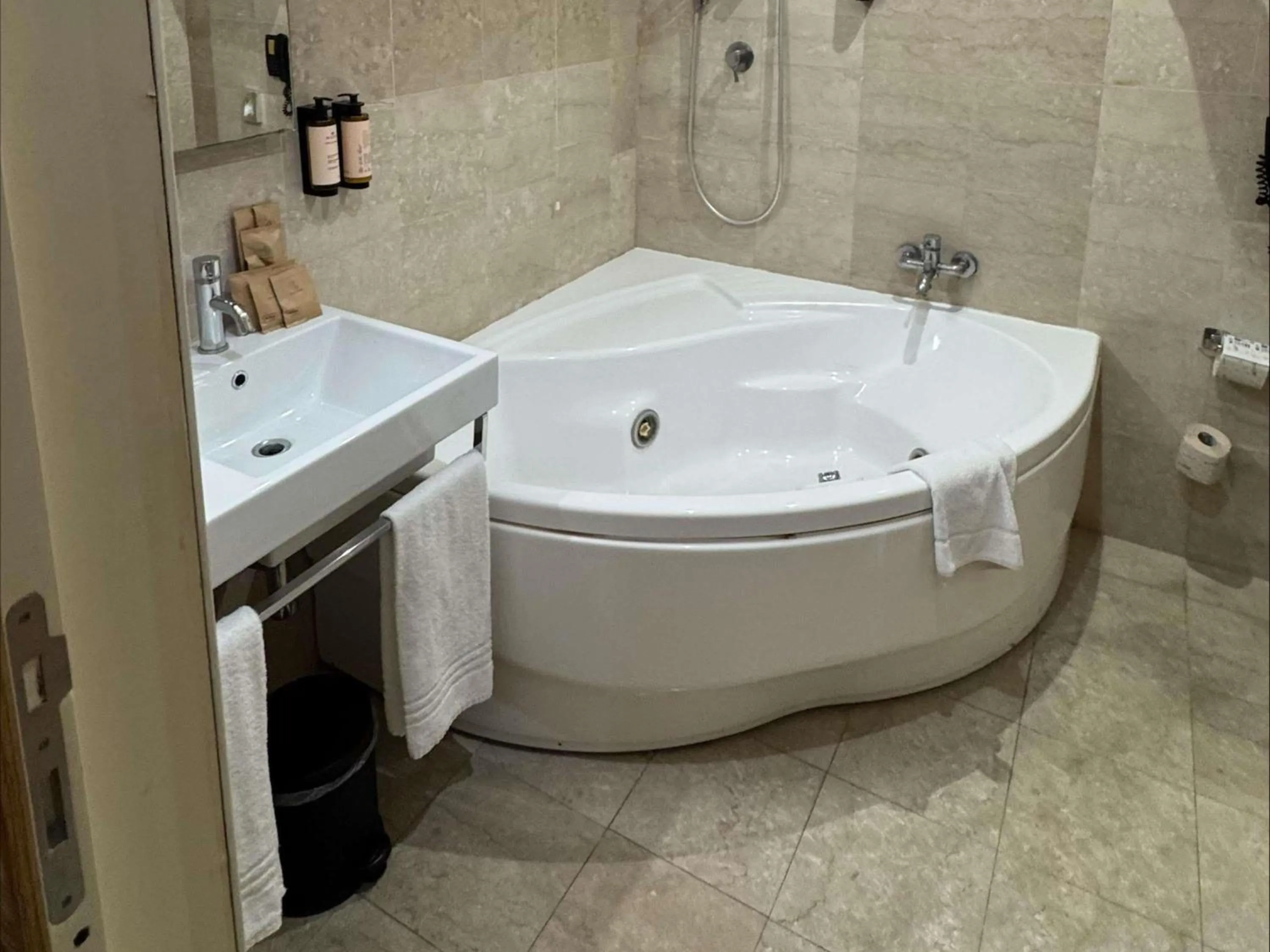 Bedroom in Mercure Roma Centro Saint John