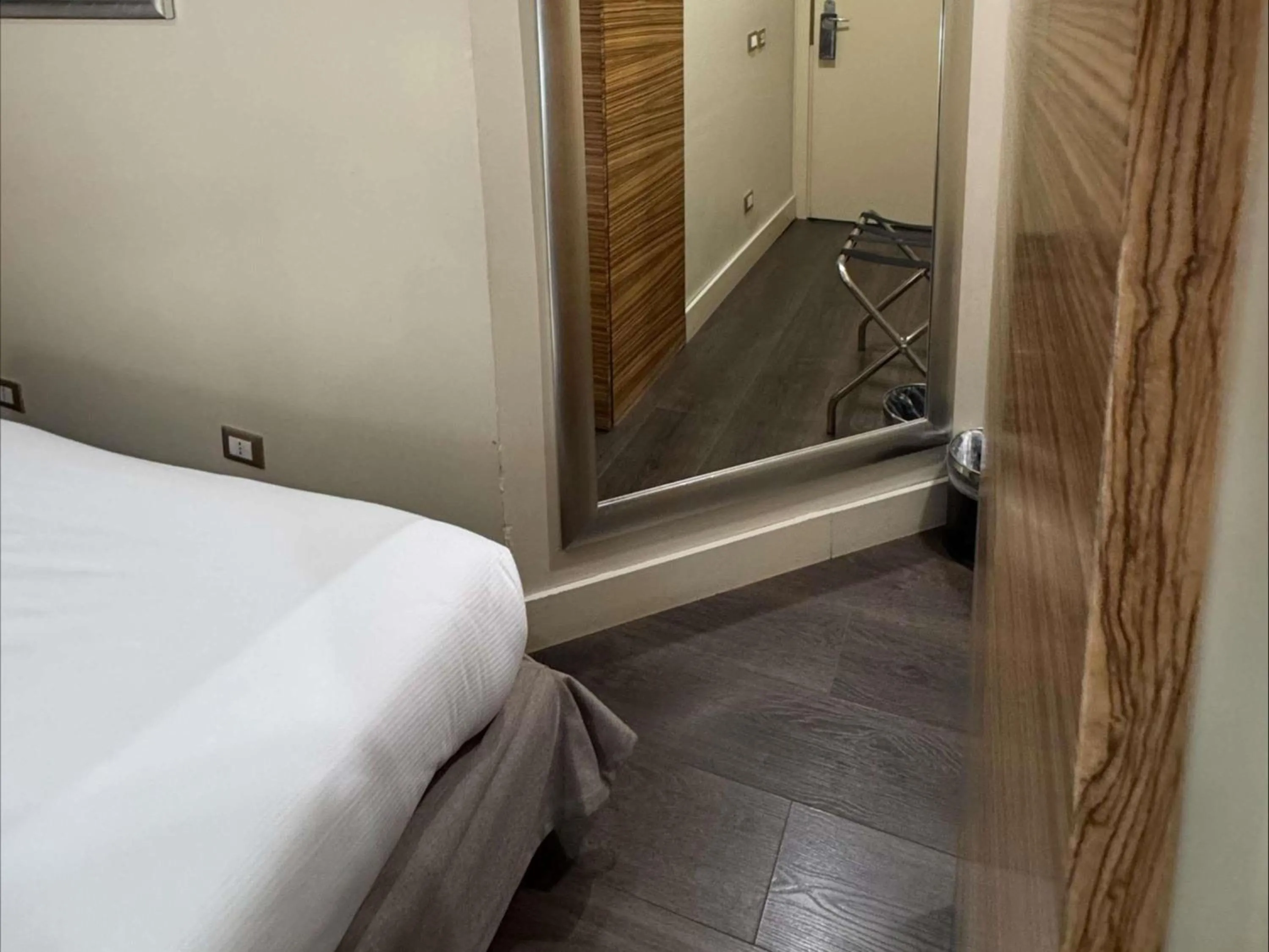 Bedroom, Bed in Mercure Roma Centro Saint John