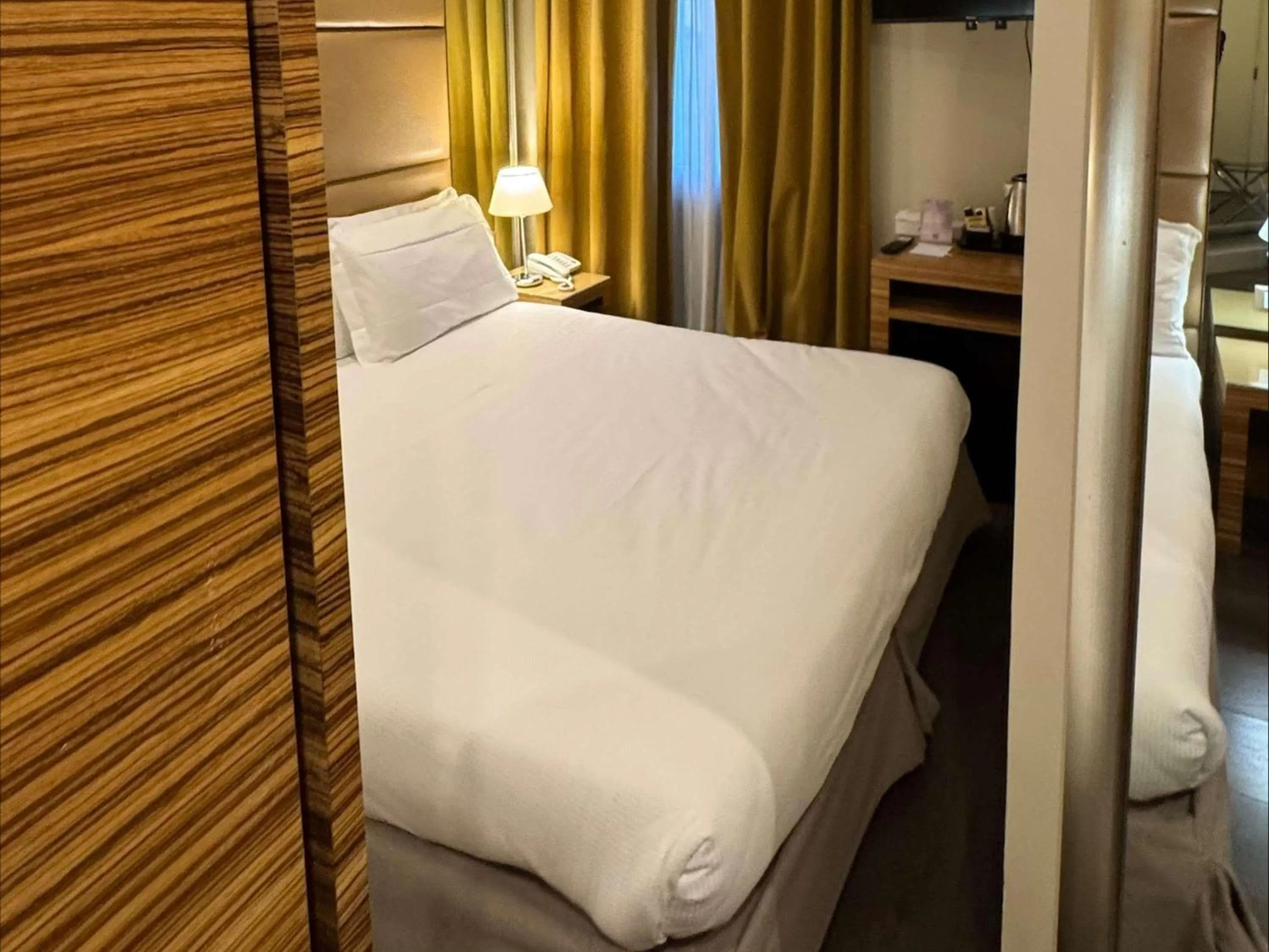 Bedroom, Bed in Mercure Roma Centro Saint John