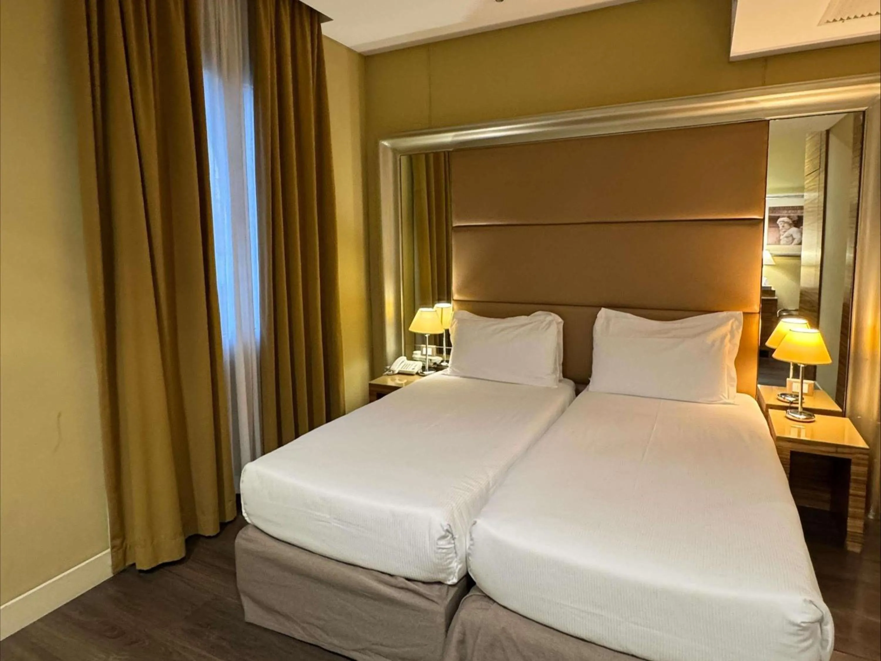 Bedroom, Bed in Mercure Roma Centro Saint John