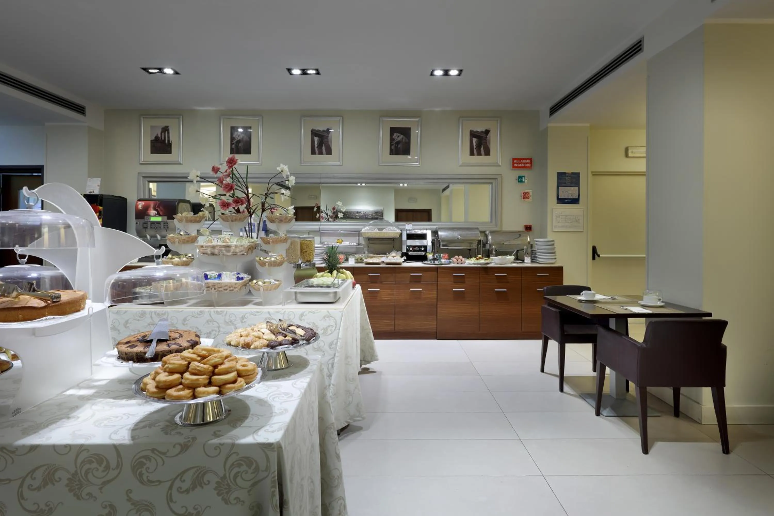 Breakfast in Mercure Roma Centro Saint John
