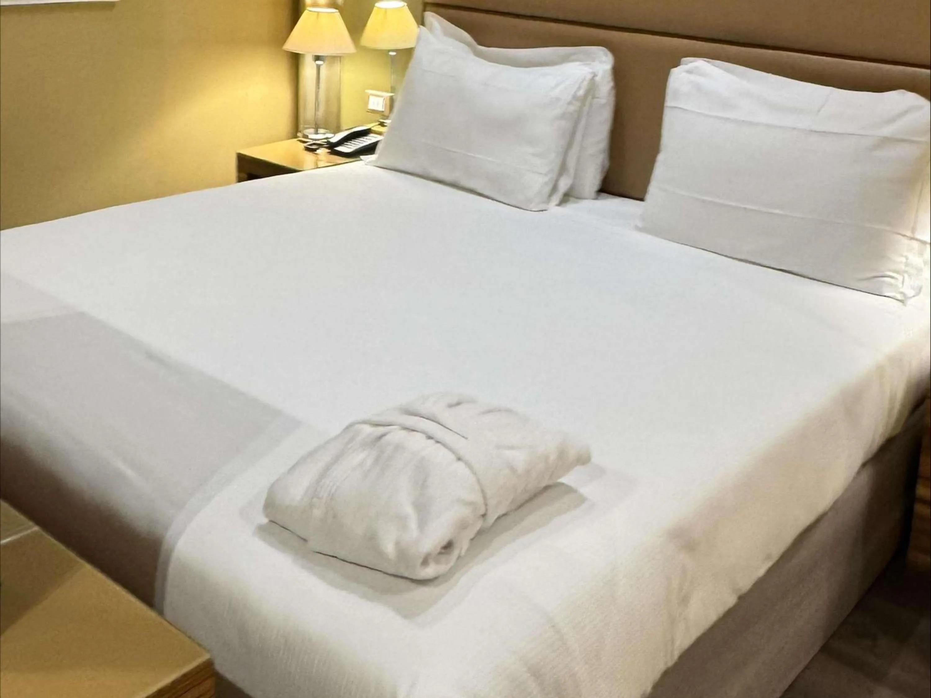 Bedroom, Bed in Mercure Roma Centro Saint John