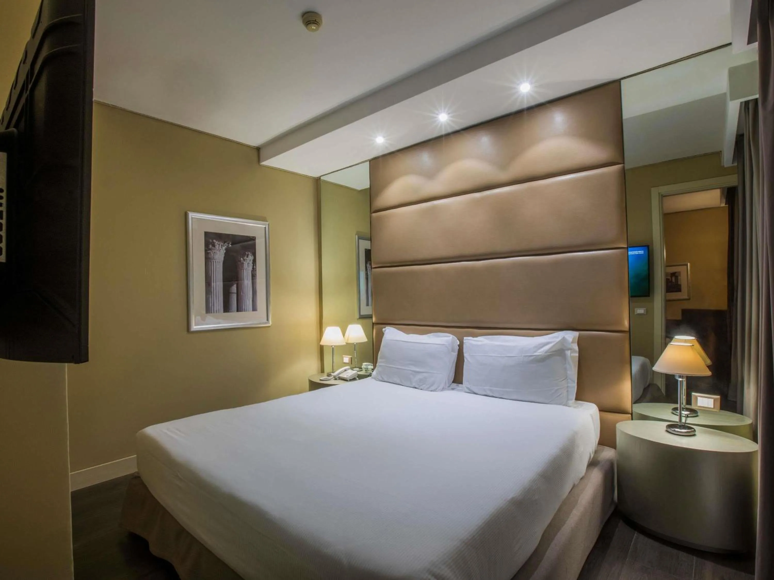 Bedroom, Bed in Mercure Roma Centro Saint John