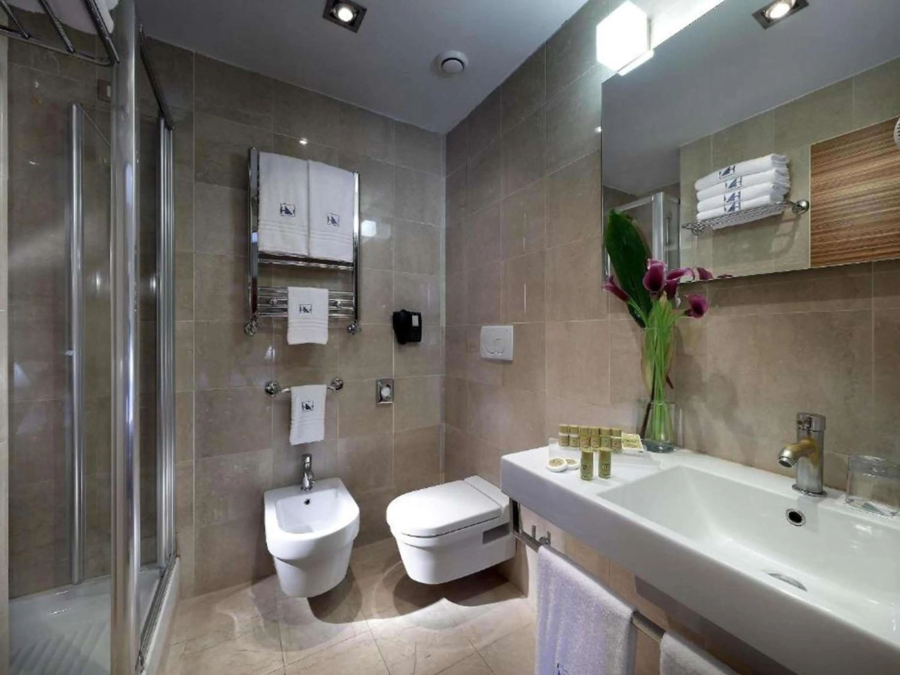 Bedroom in Mercure Roma Centro Saint John