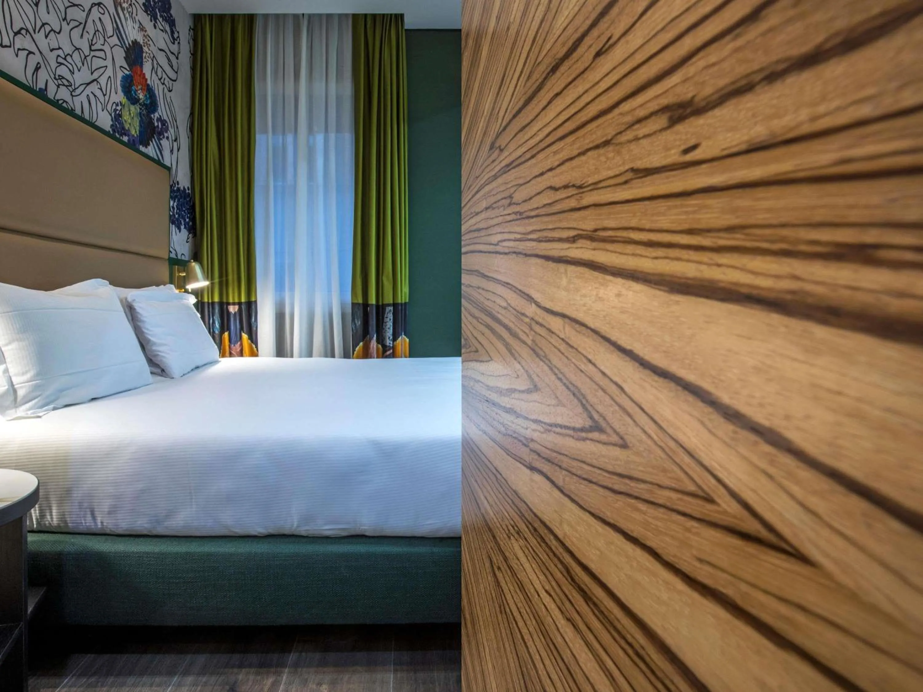 Bedroom, Bed in Mercure Roma Centro Saint John