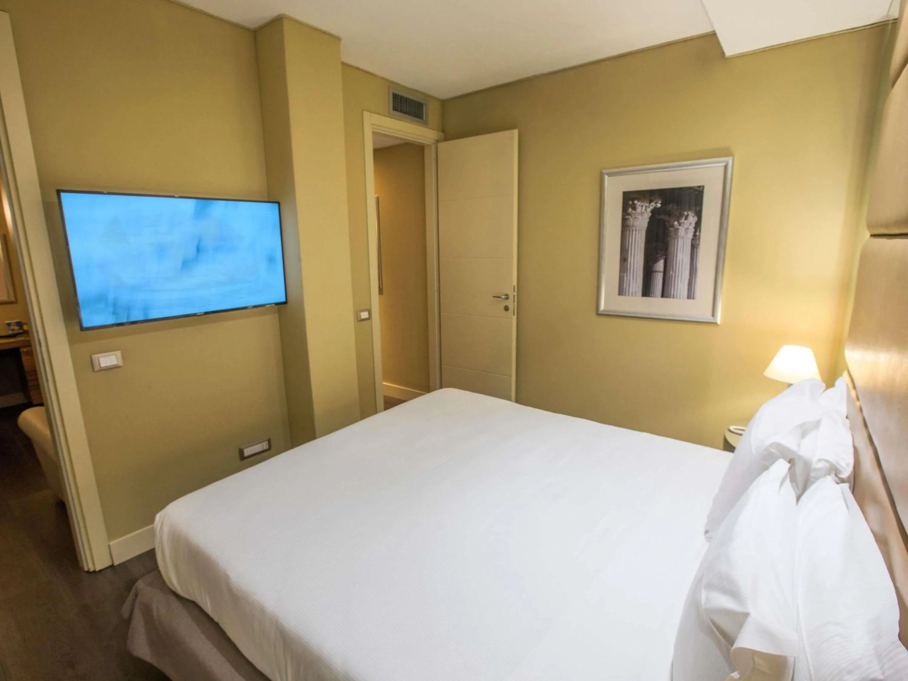 Bedroom, Bed in Mercure Roma Centro Saint John