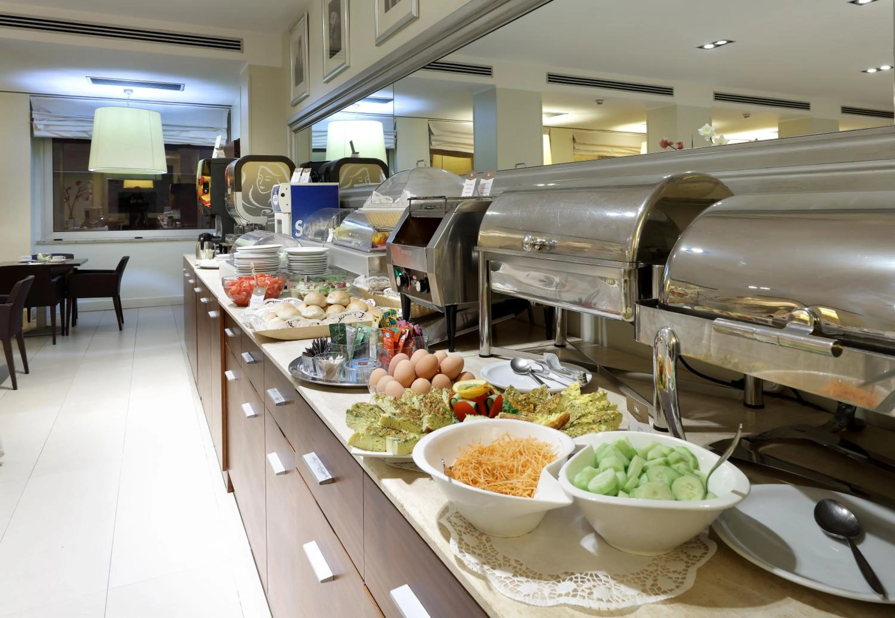 Breakfast in Mercure Roma Centro Saint John