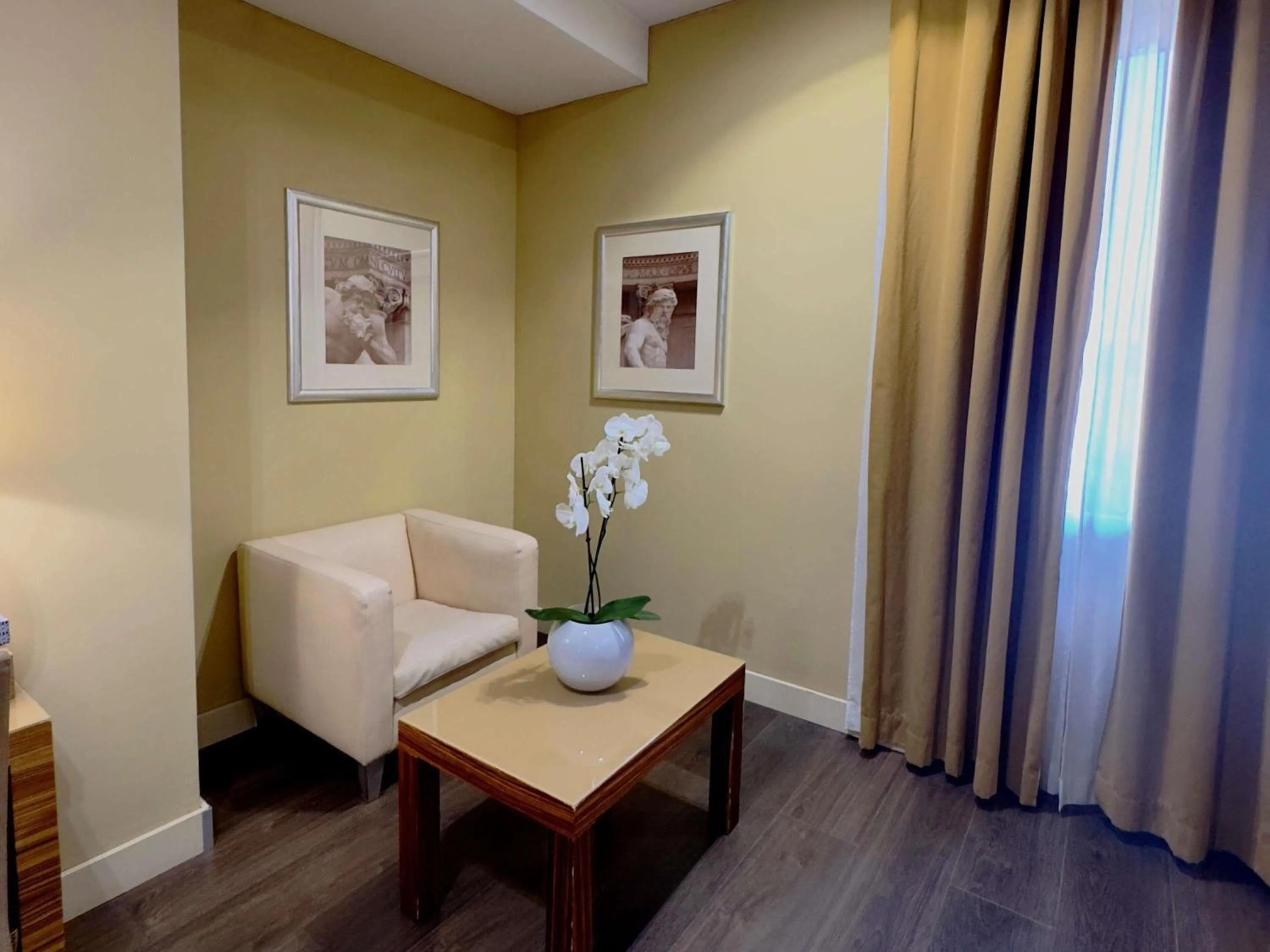 Bedroom in Mercure Roma Centro Saint John