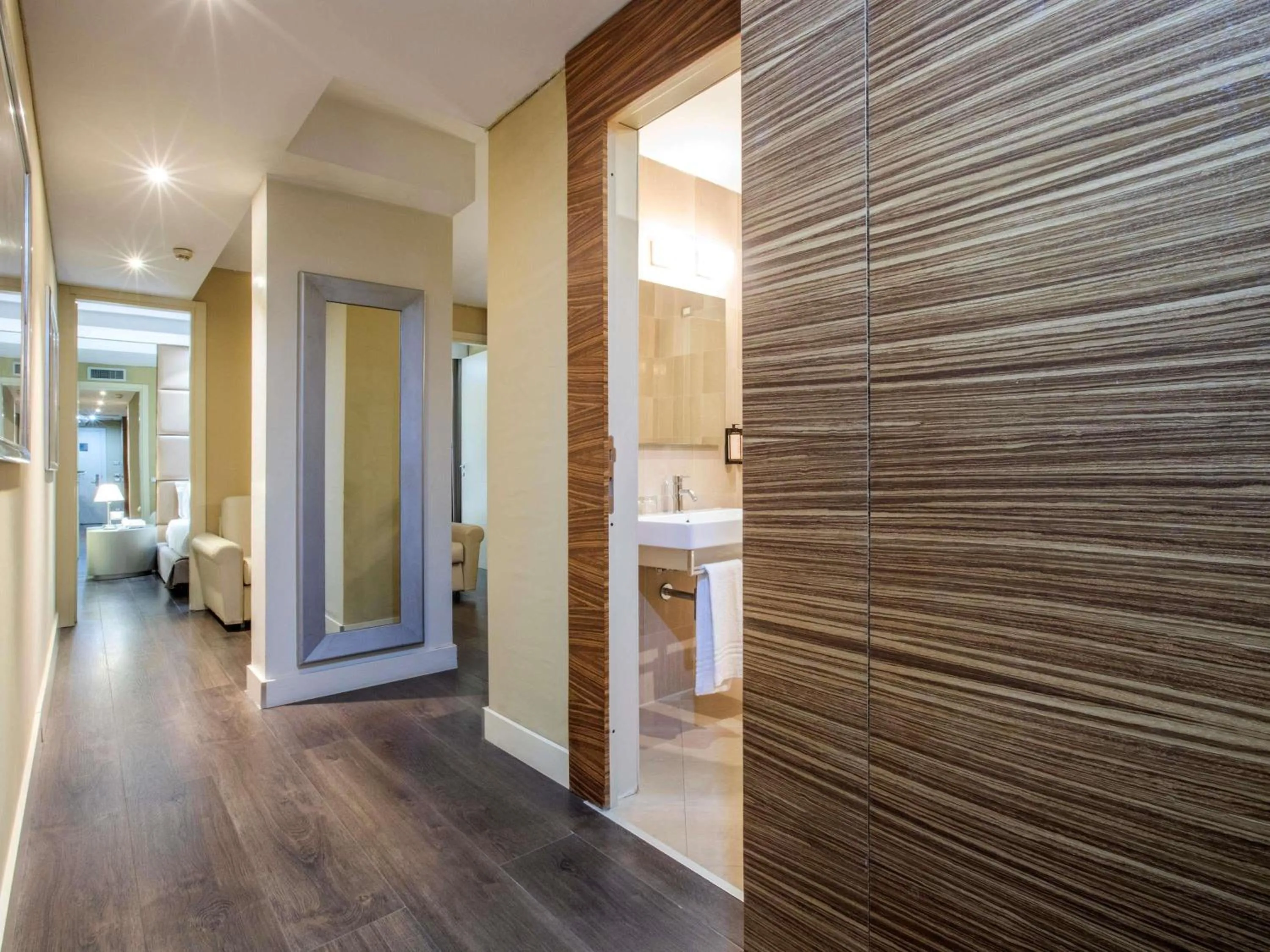 Bedroom in Mercure Roma Centro Saint John