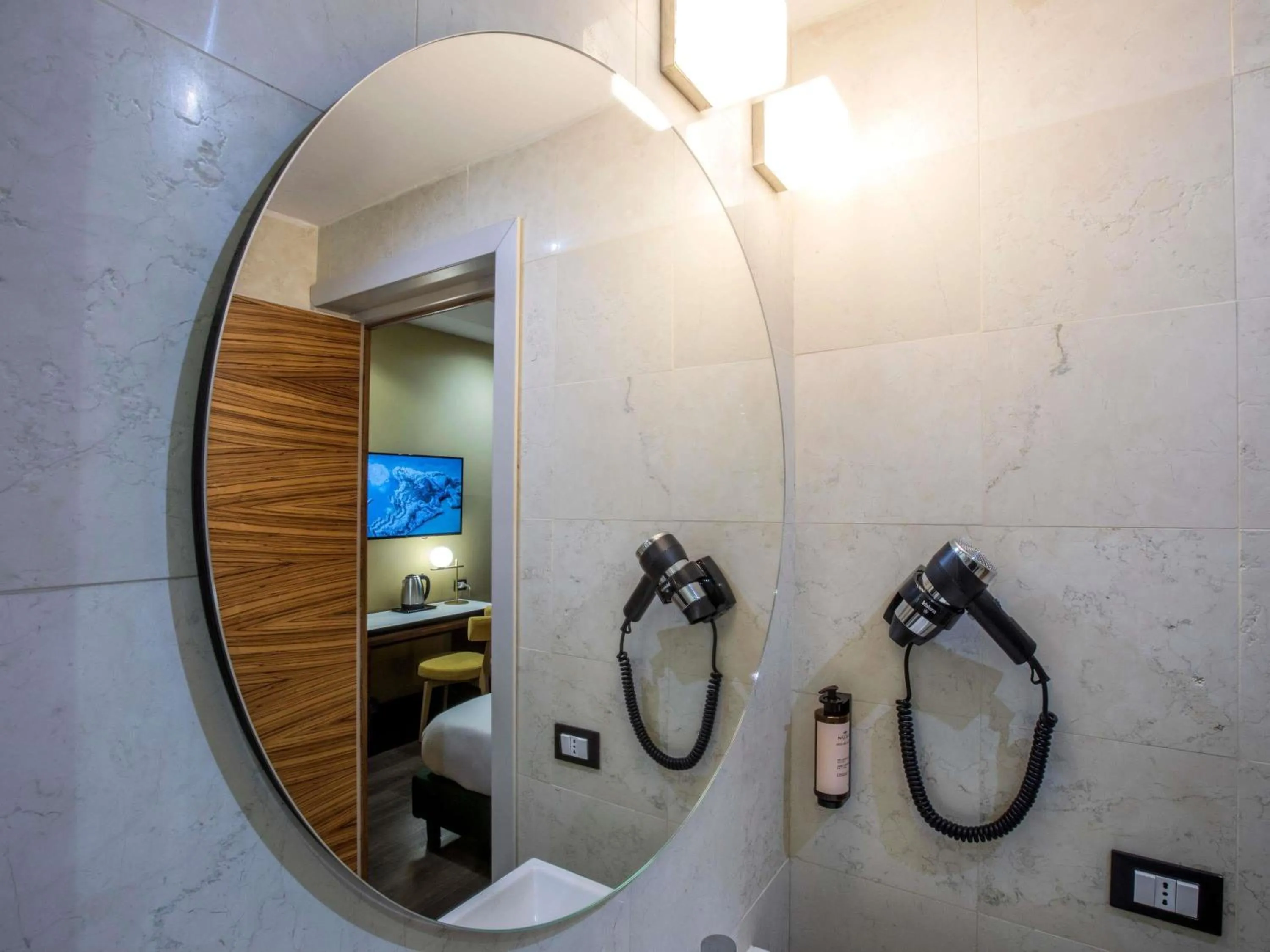 Bedroom in Mercure Roma Centro Saint John