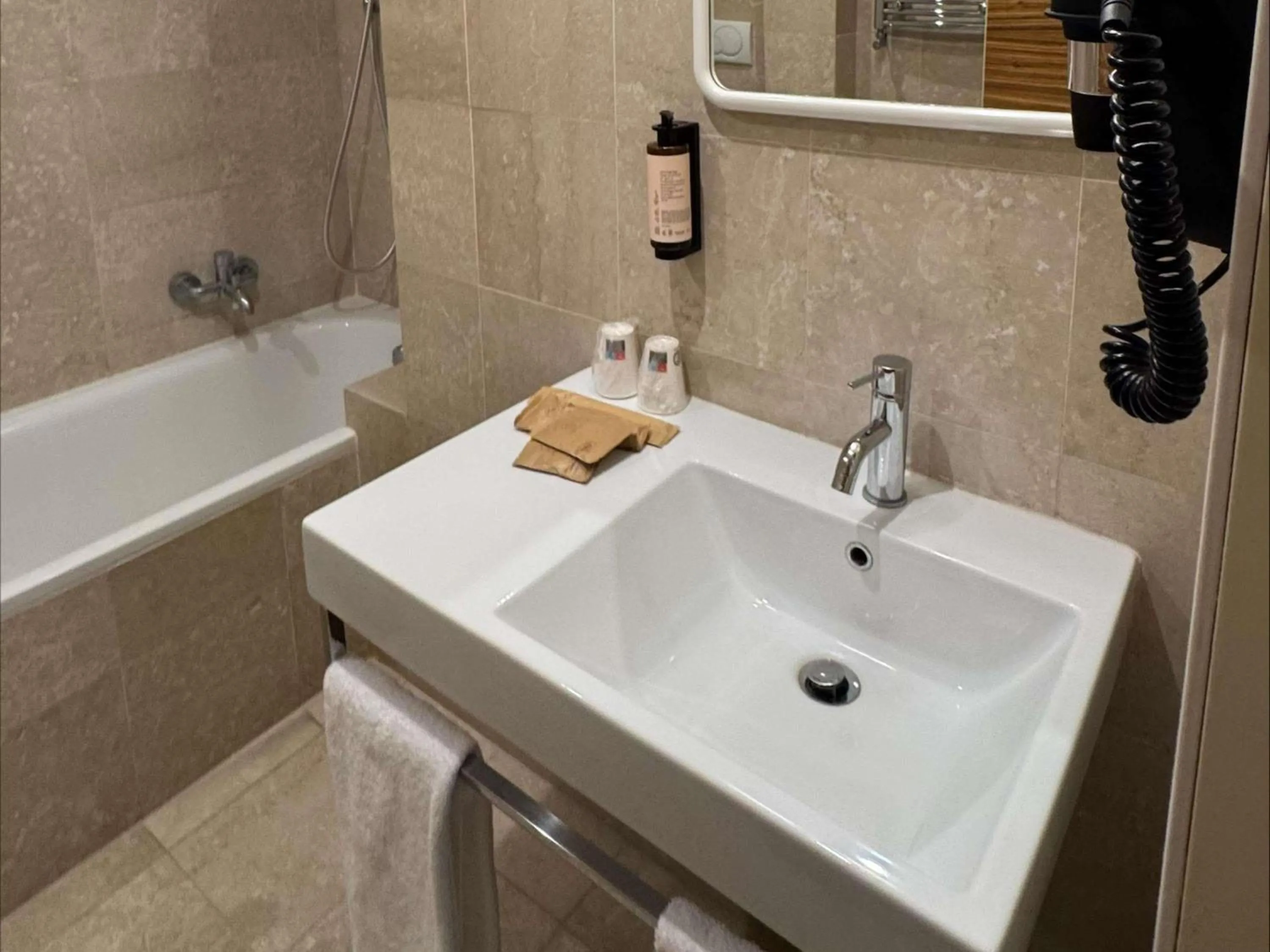 Bedroom in Mercure Roma Centro Saint John