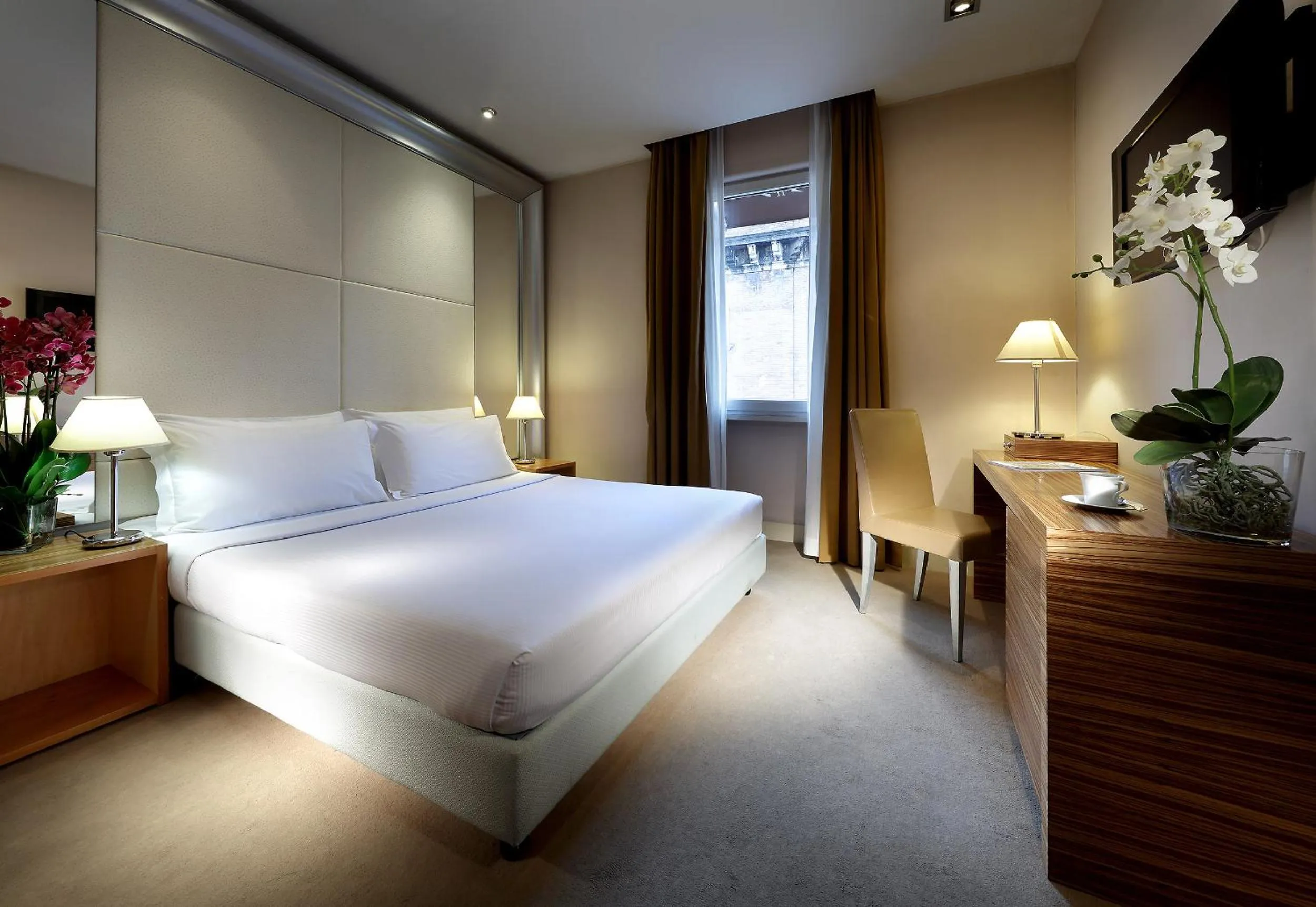 Photo of the whole room, Bed in Mercure Roma Centro Saint John