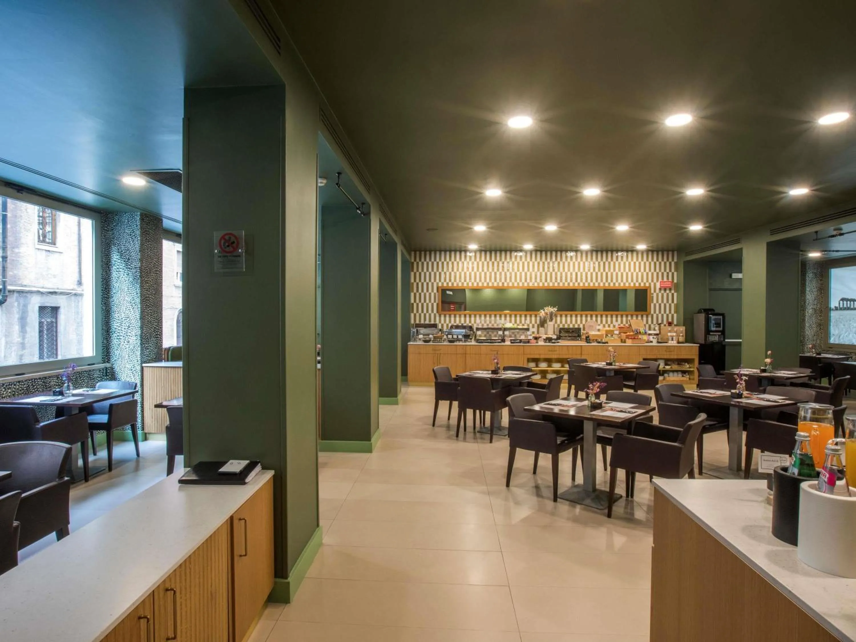 Breakfast in Mercure Roma Centro Saint John