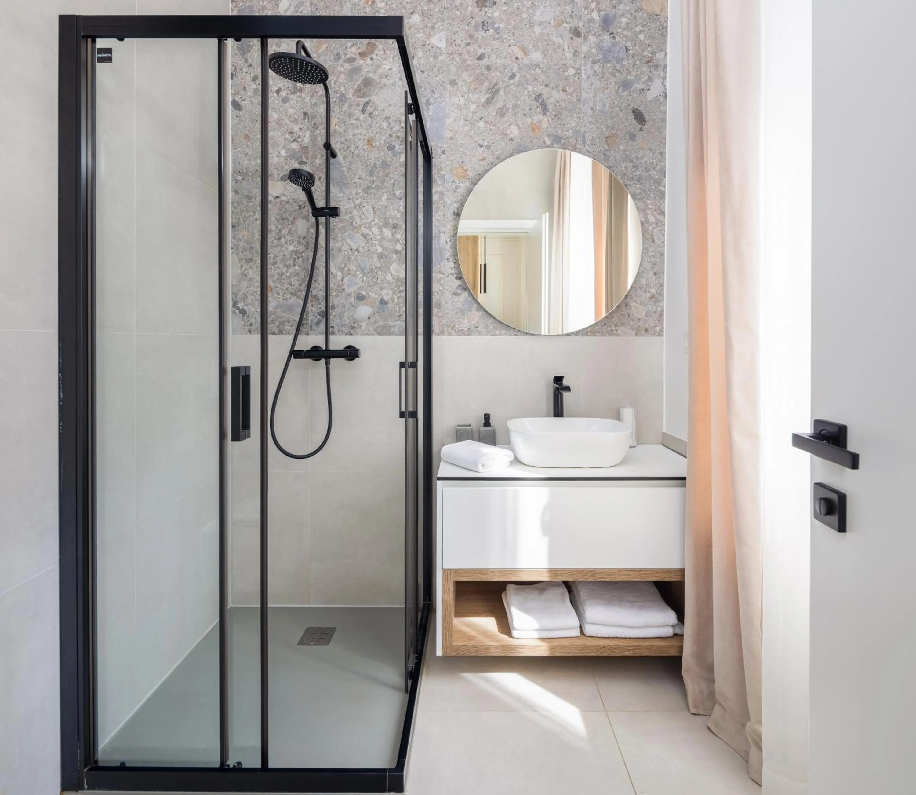 Shower in 48 Rooms Split