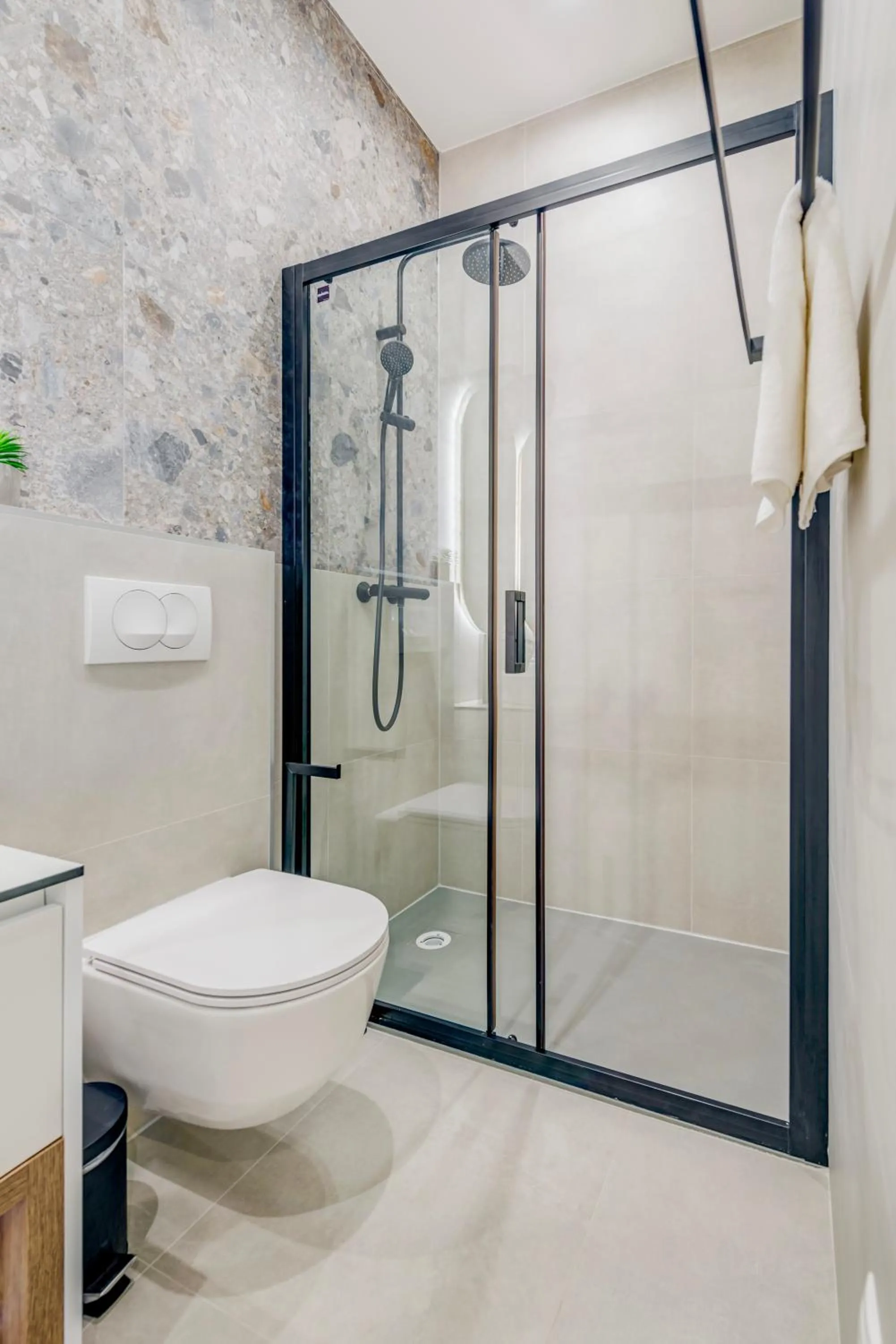 Shower in 48 Rooms Split