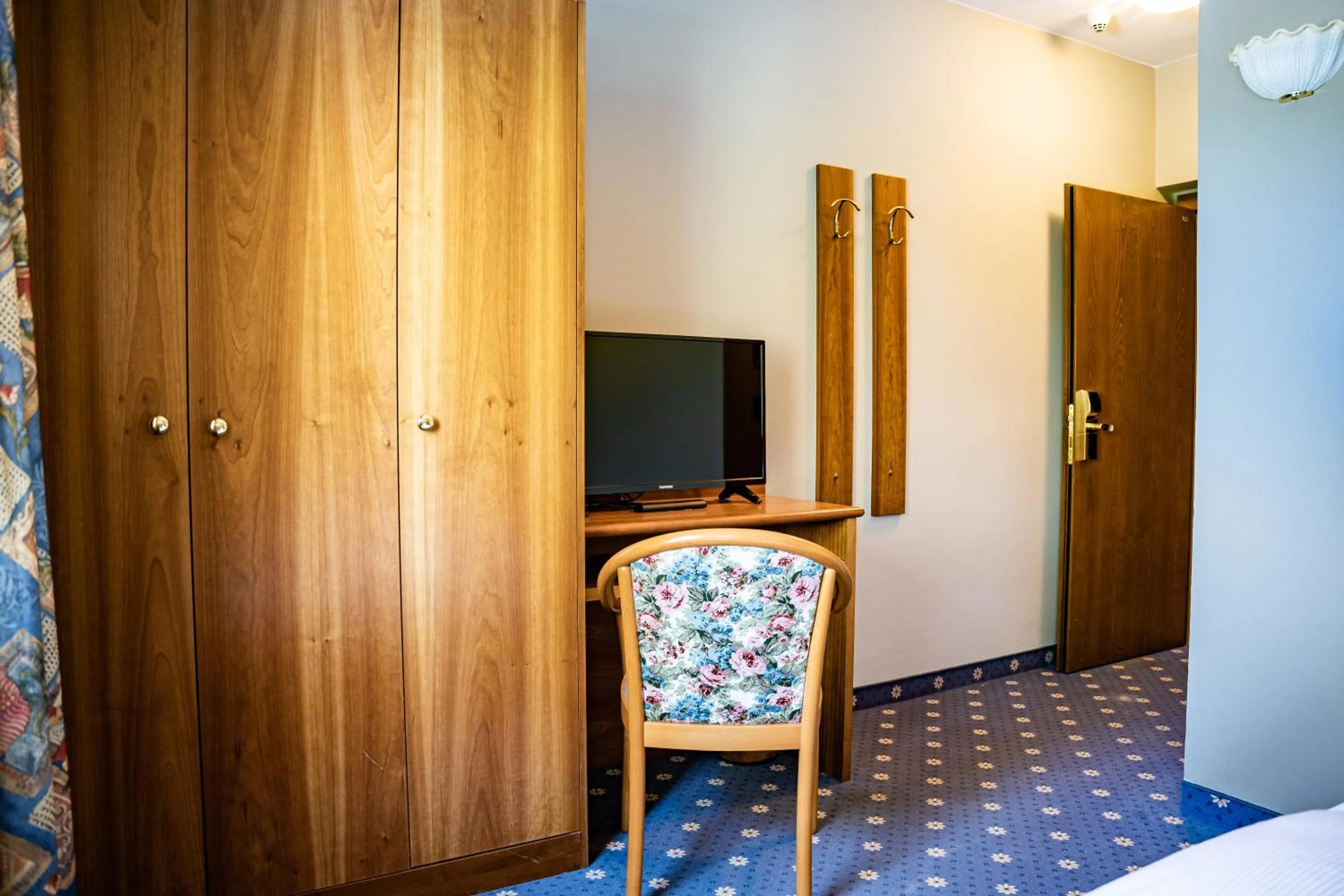 Photo of the whole room, Bed in PanoramaHotel Penegal