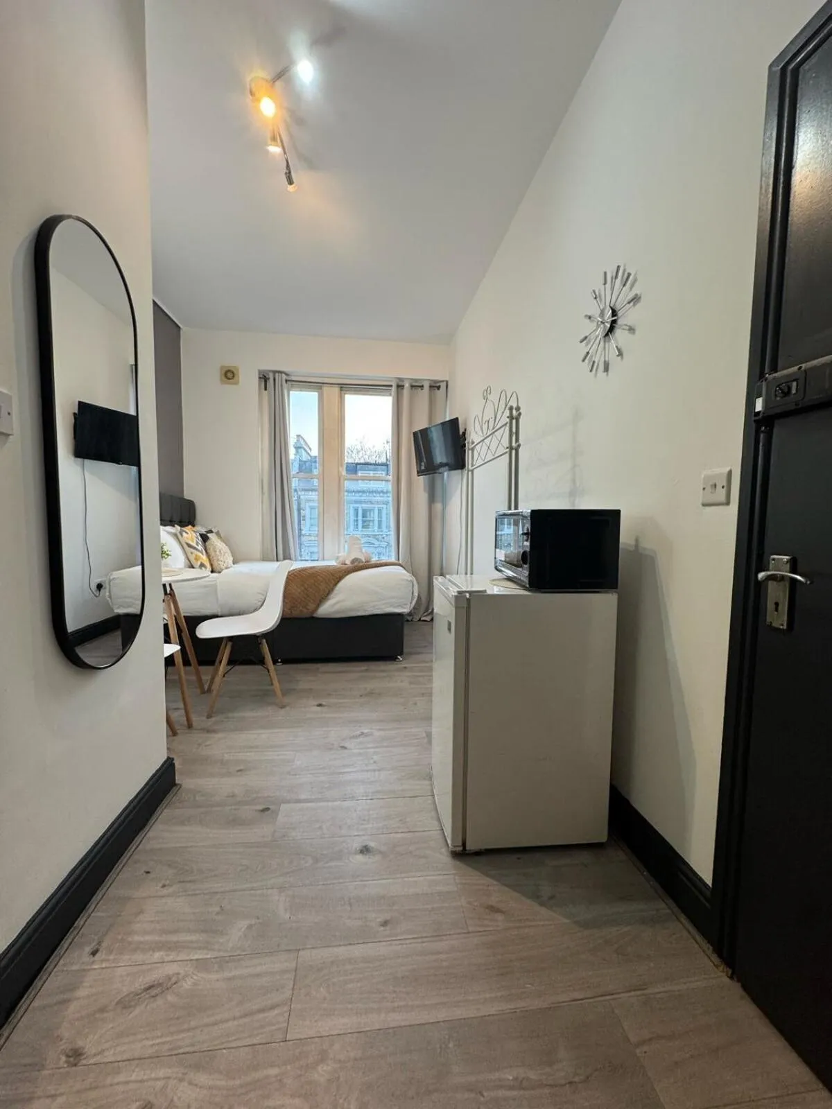 Bedroom, Bed in Holland Road Stays