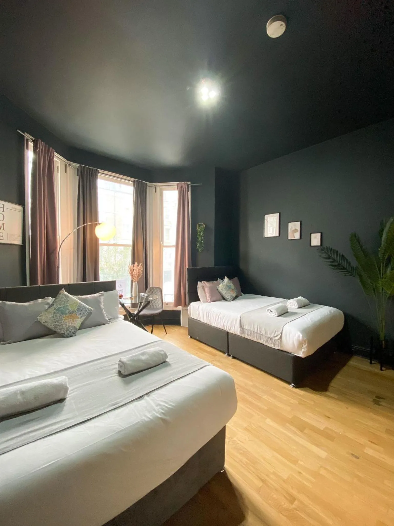 Bedroom, Bed in Holland Road Stays