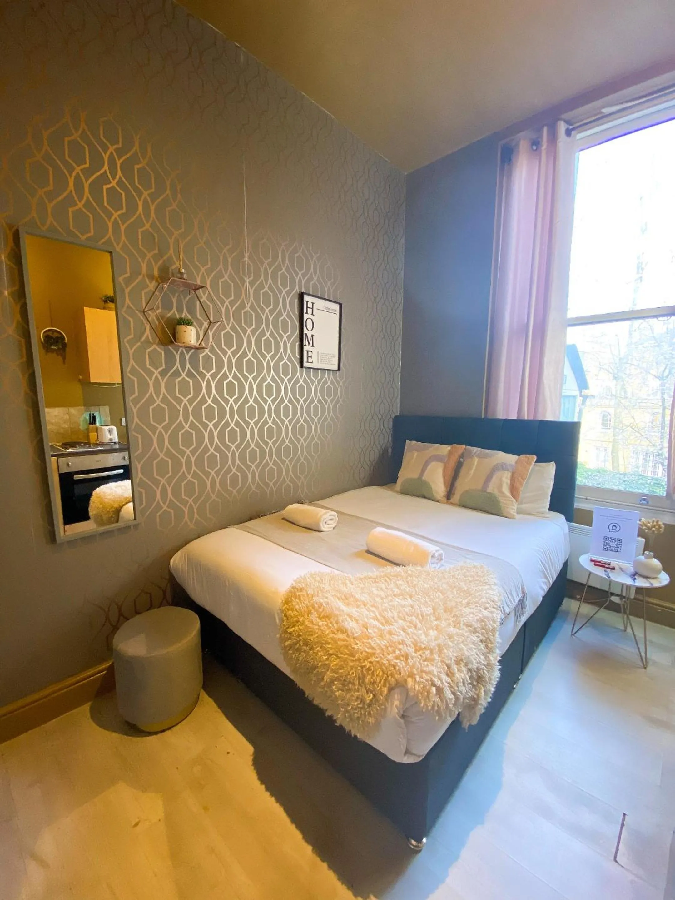 Bedroom, Bed in Holland Road Stays