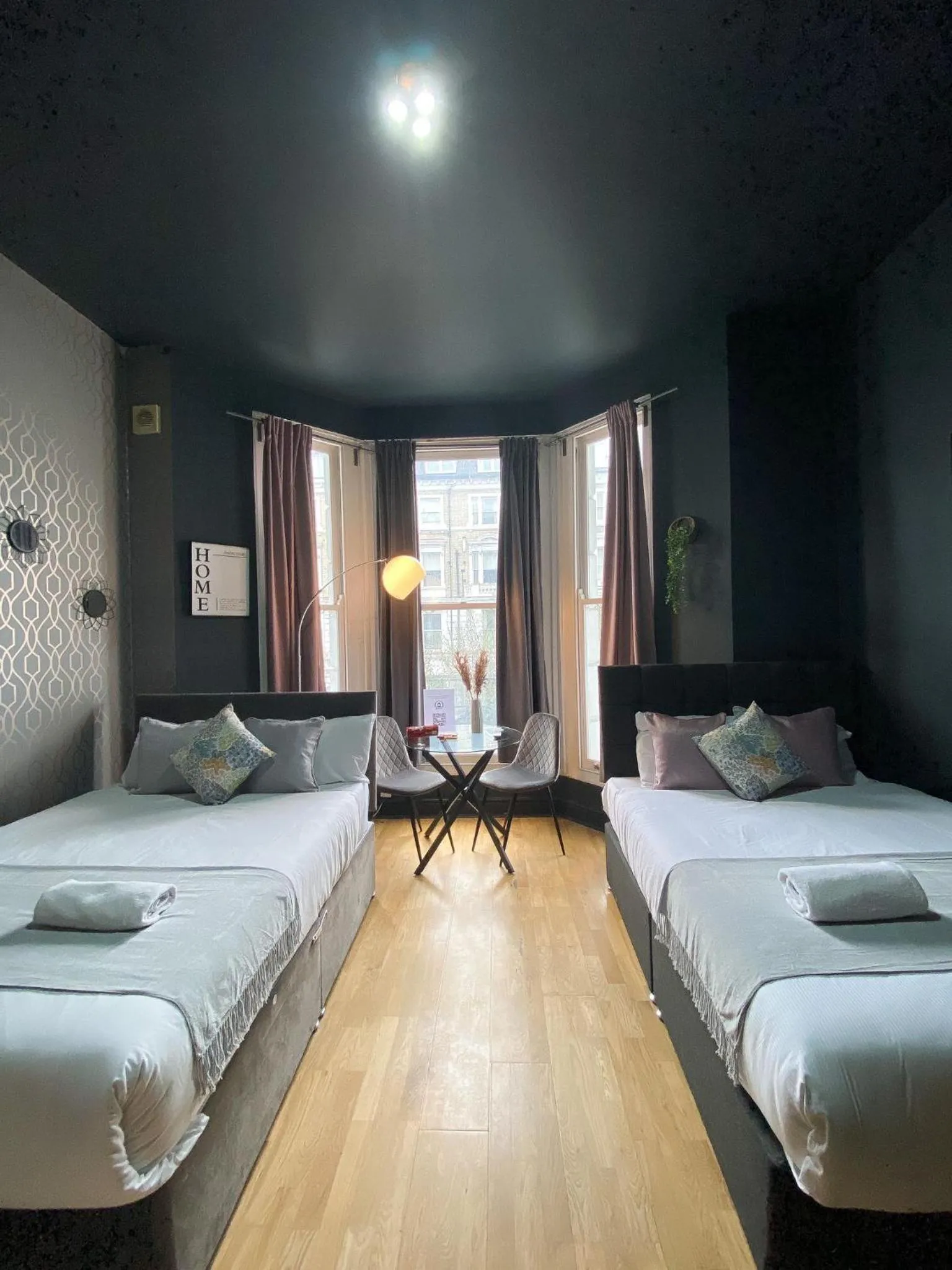 Bedroom, Bed in Holland Road Stays