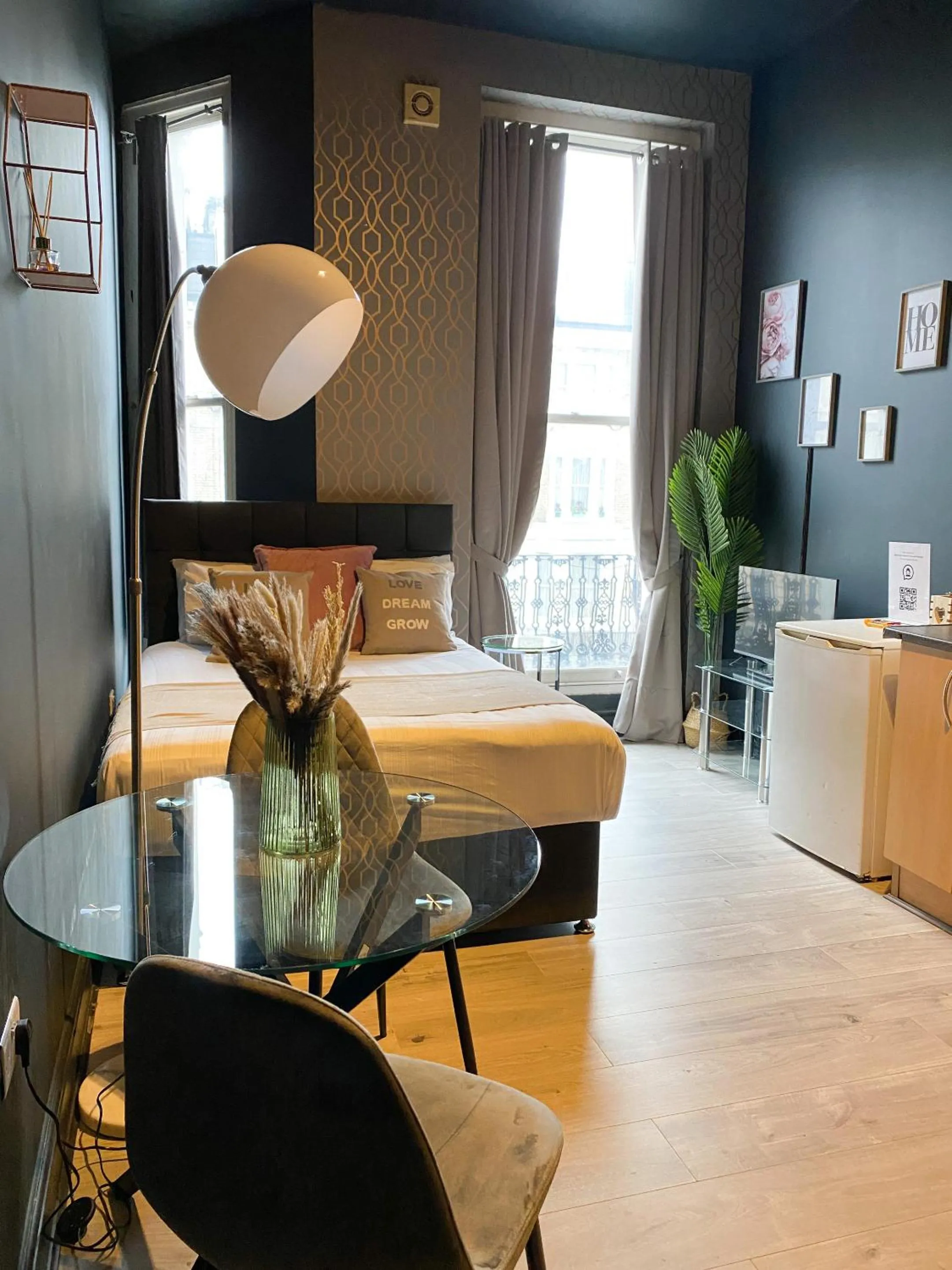 Bedroom, Bed in Holland Road Stays