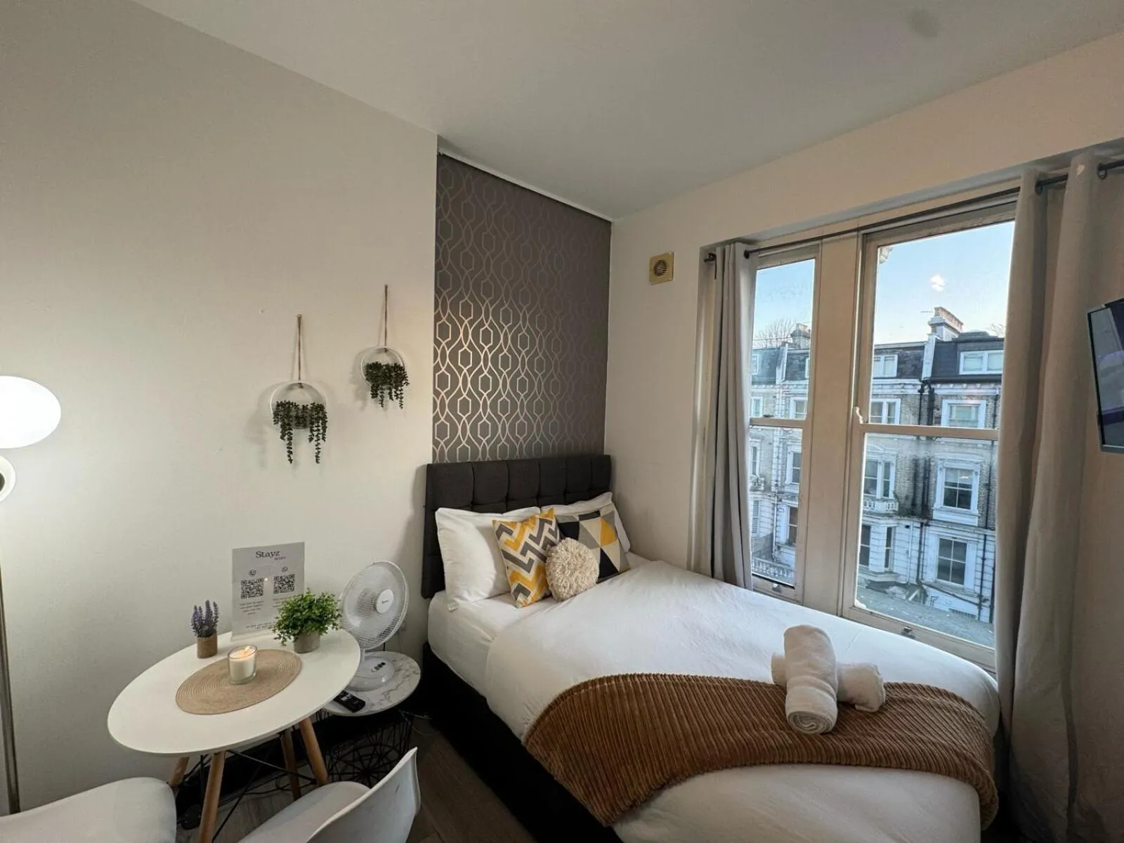 Bedroom, Bed in Holland Road Stays