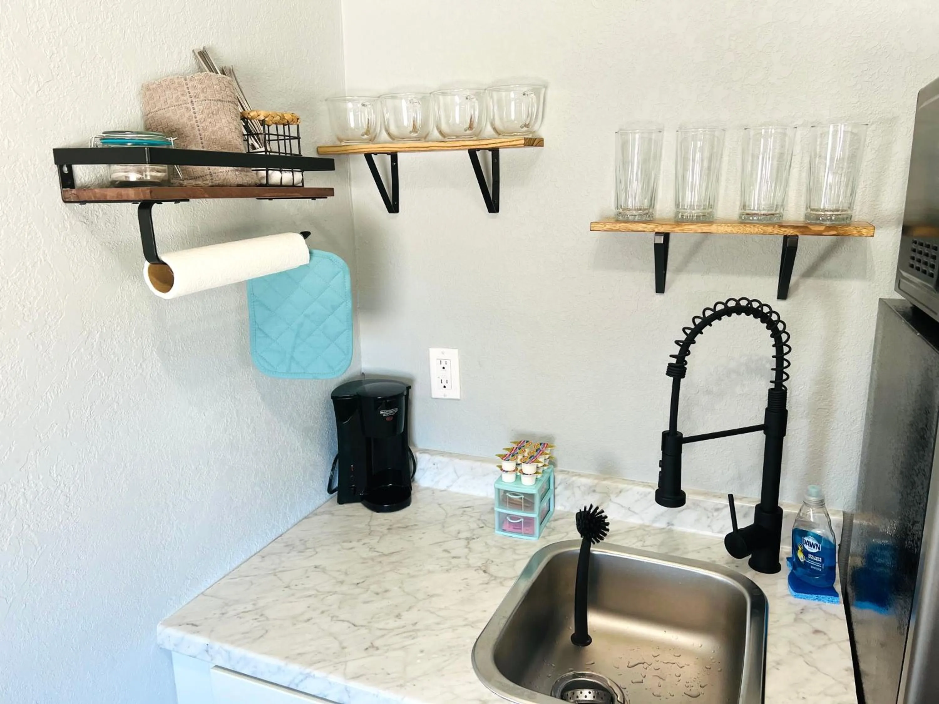 Coffee/tea facilities in 1915 Beach Club