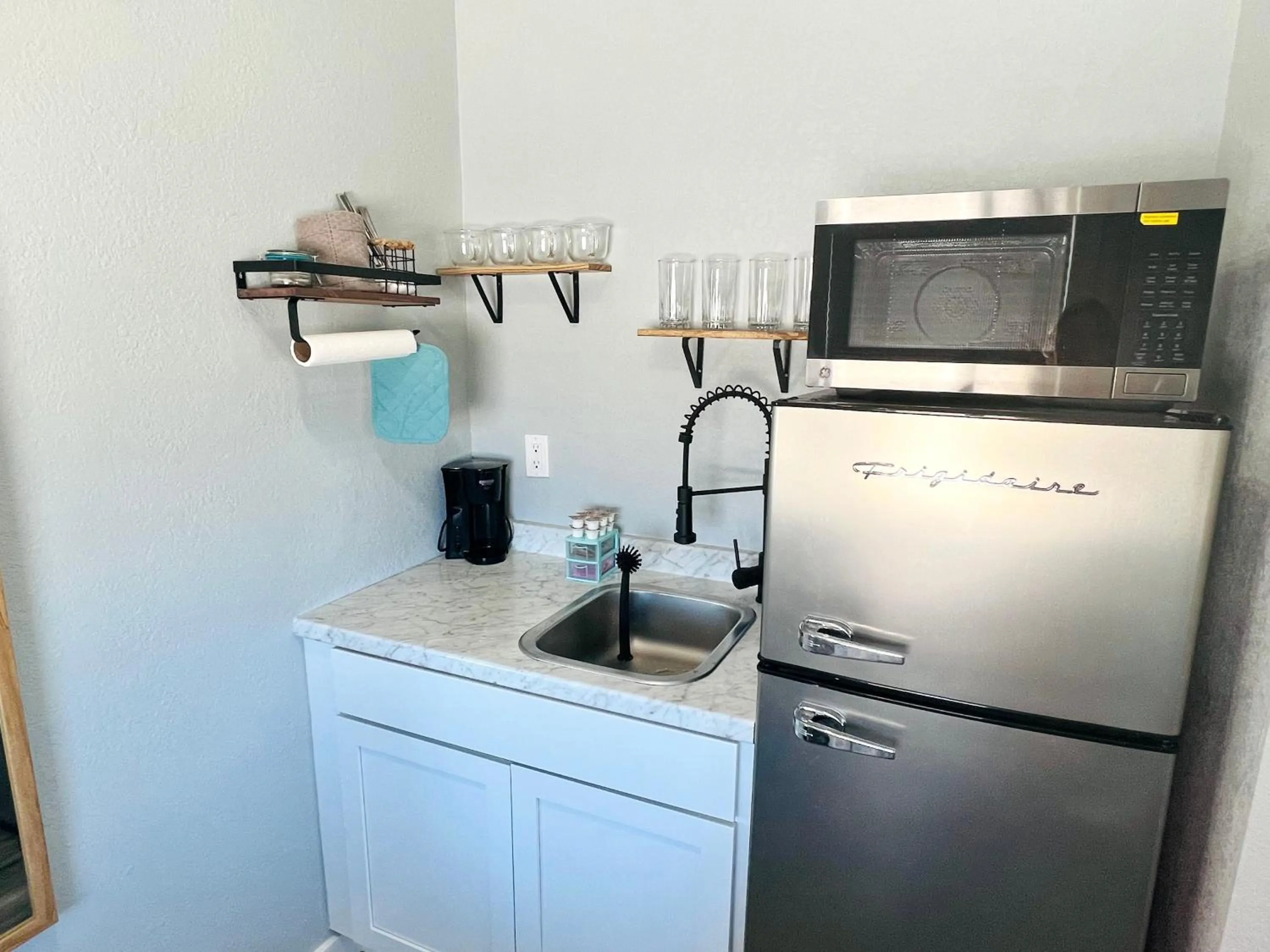 Coffee/tea facilities in 1915 Beach Club