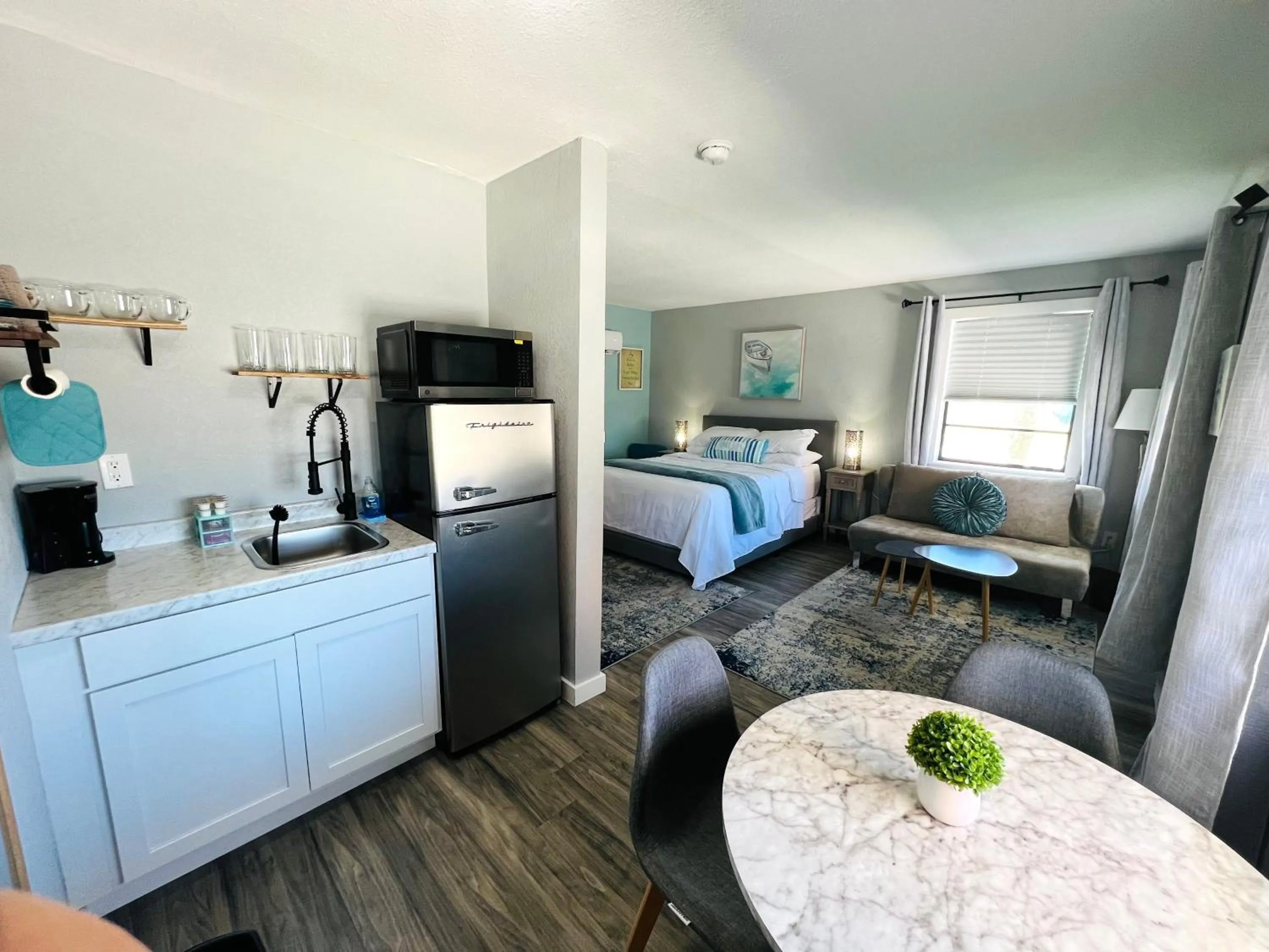 Kitchen or kitchenette, Bed in 1915 Beach Club