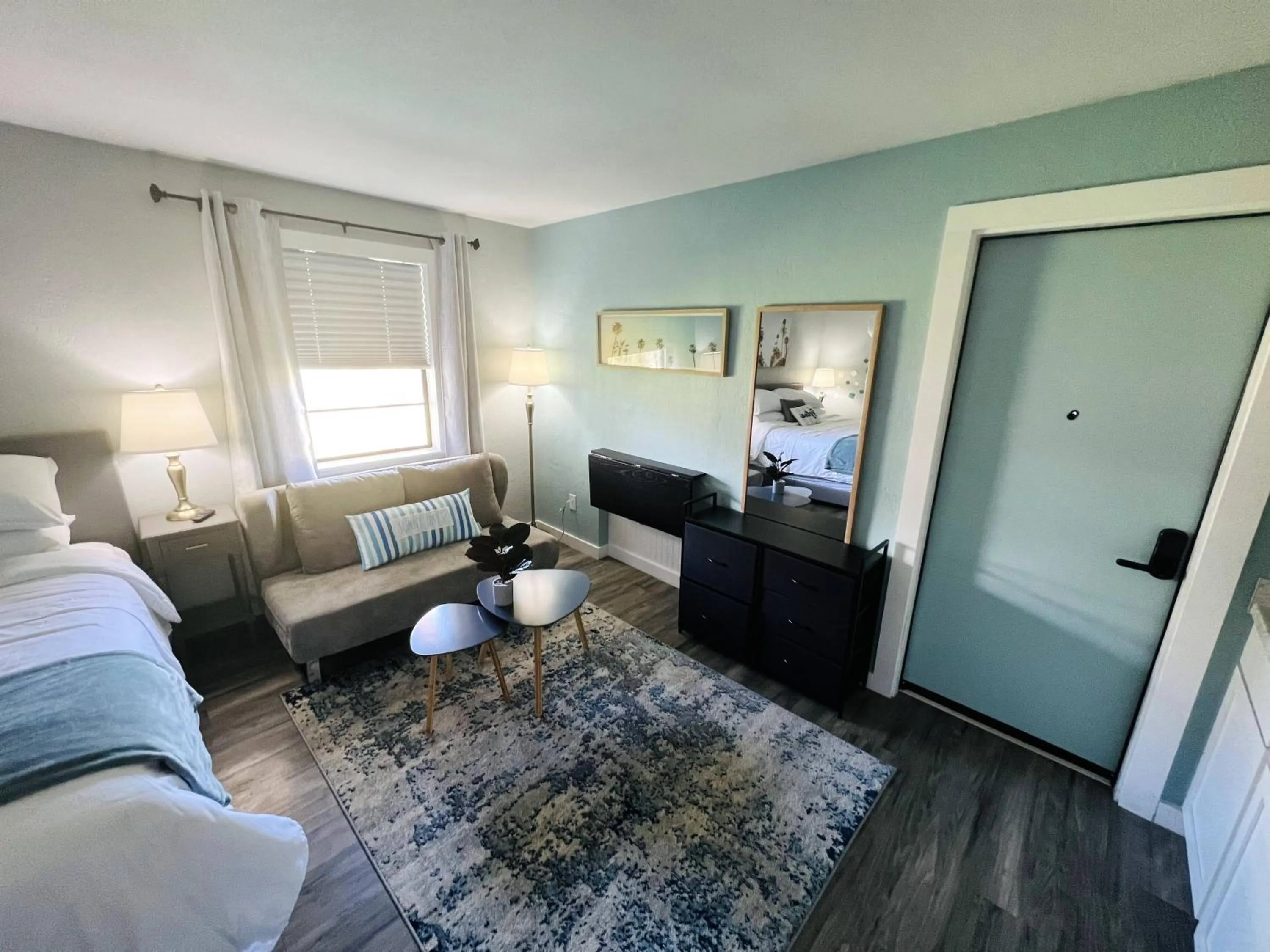 Living room, Bed in 1915 Beach Club