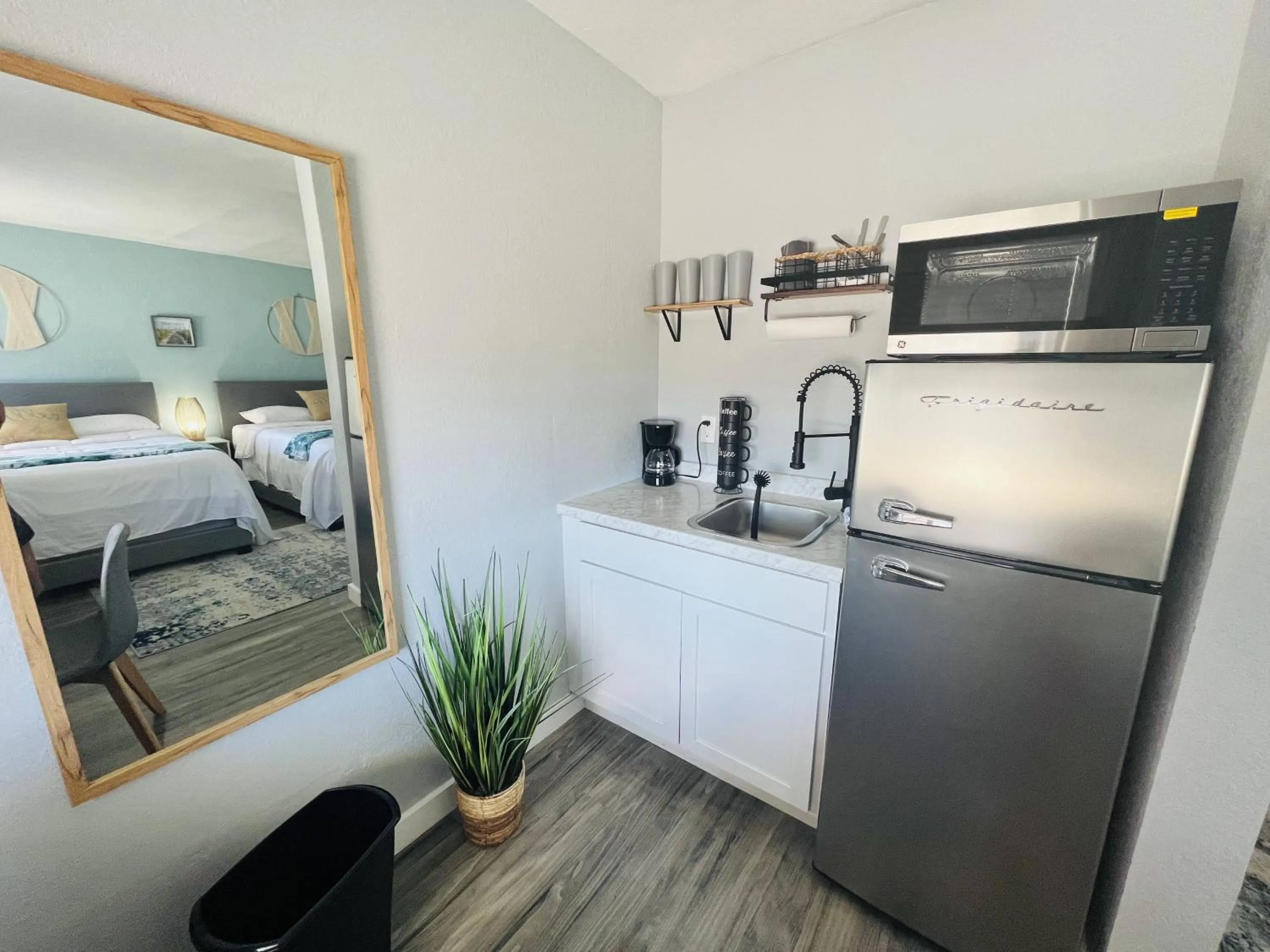 Kitchen or kitchenette, Bed in 1915 Beach Club