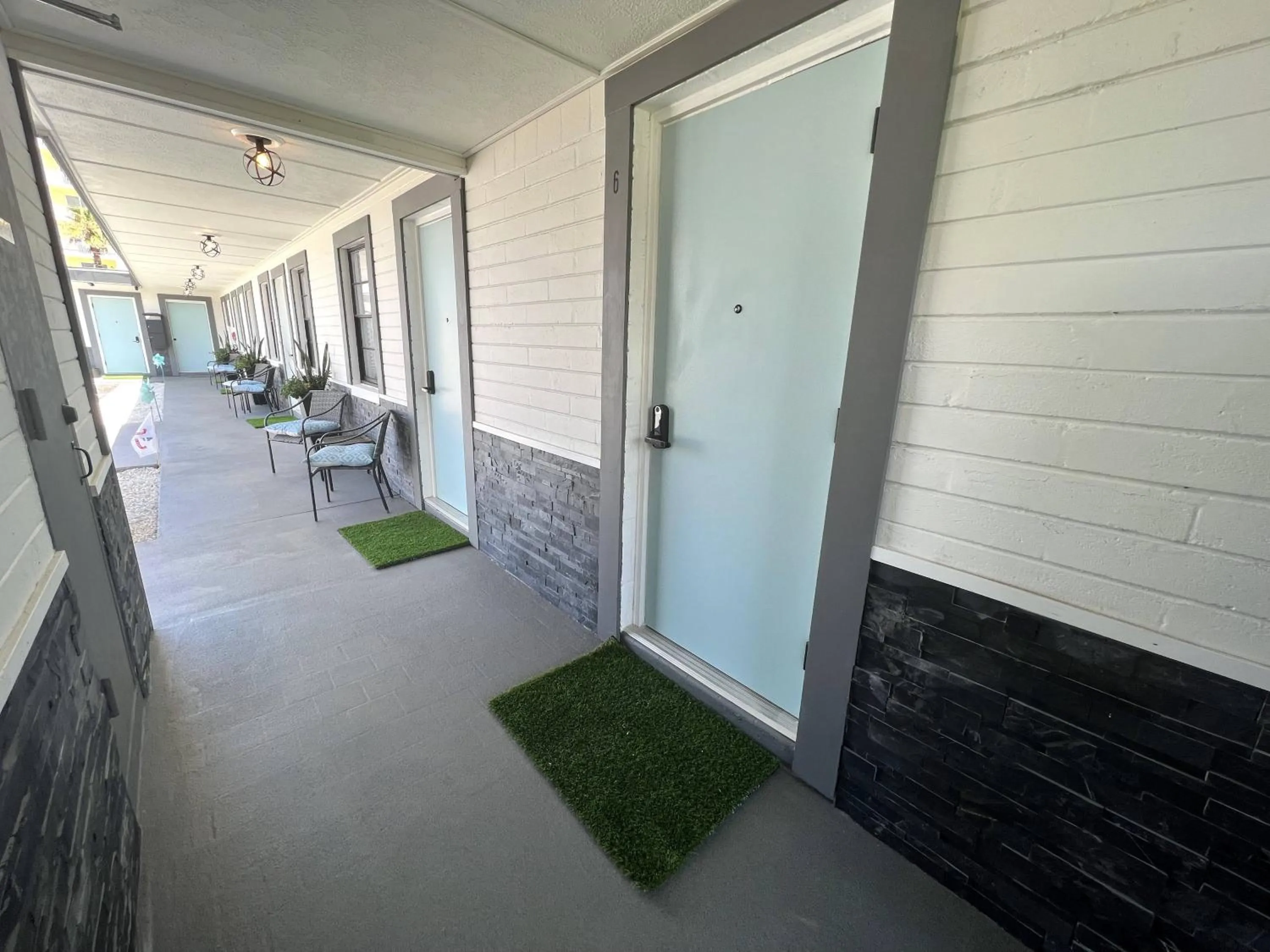 Facade/entrance in 1915 Beach Club