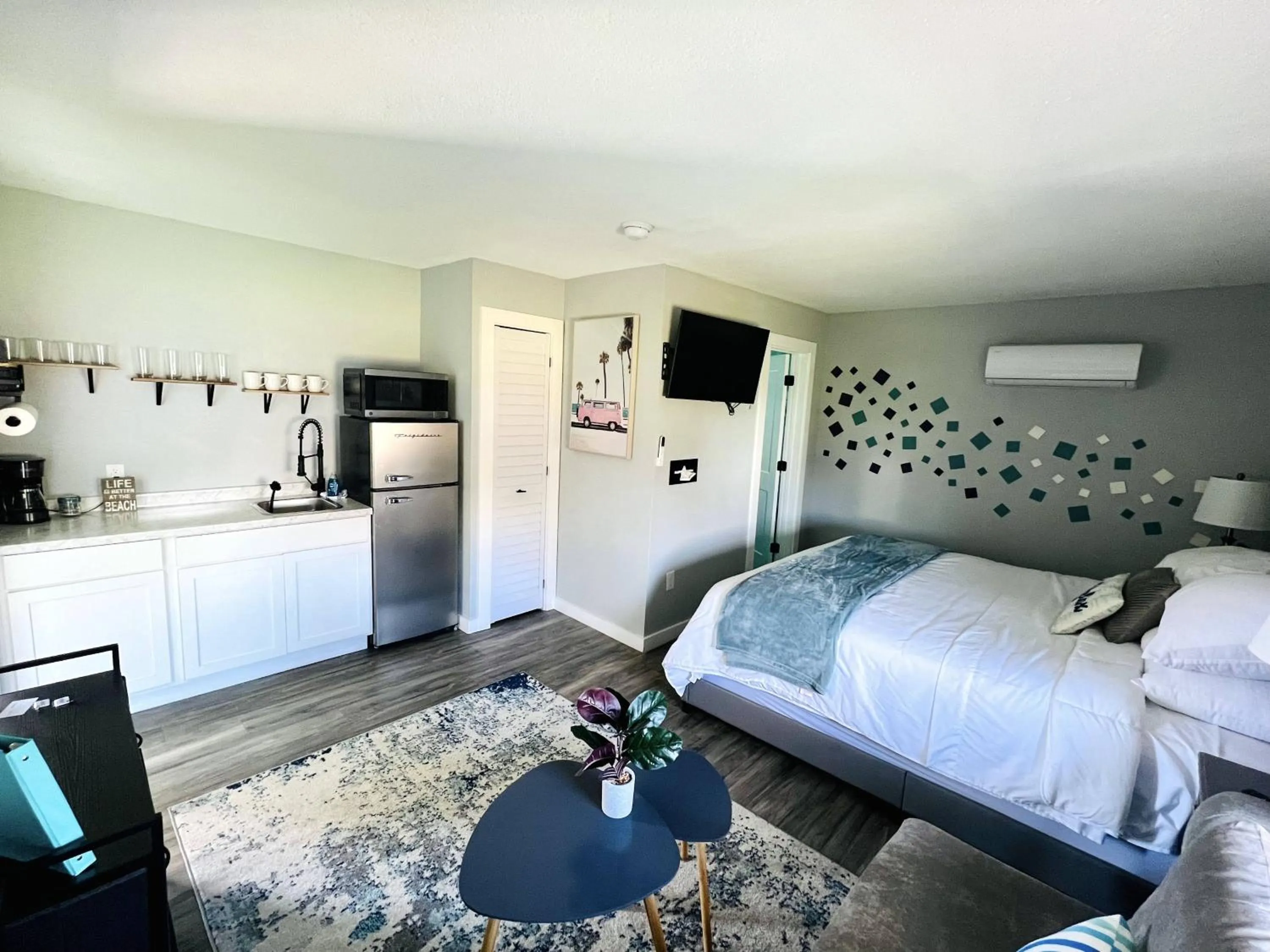 Photo of the whole room, Bed in 1915 Beach Club