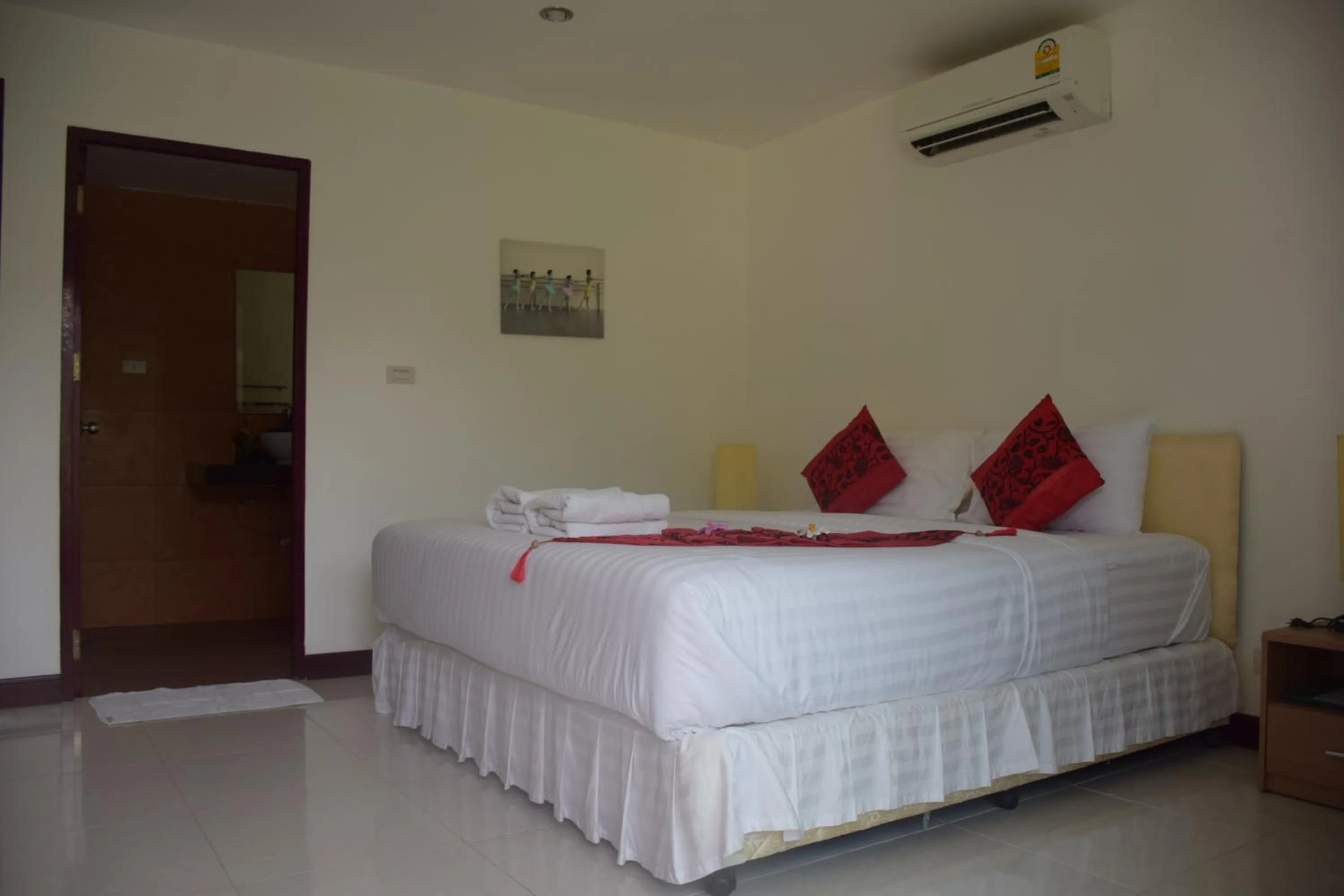 Photo of the whole room, Bed in Sumali Villa