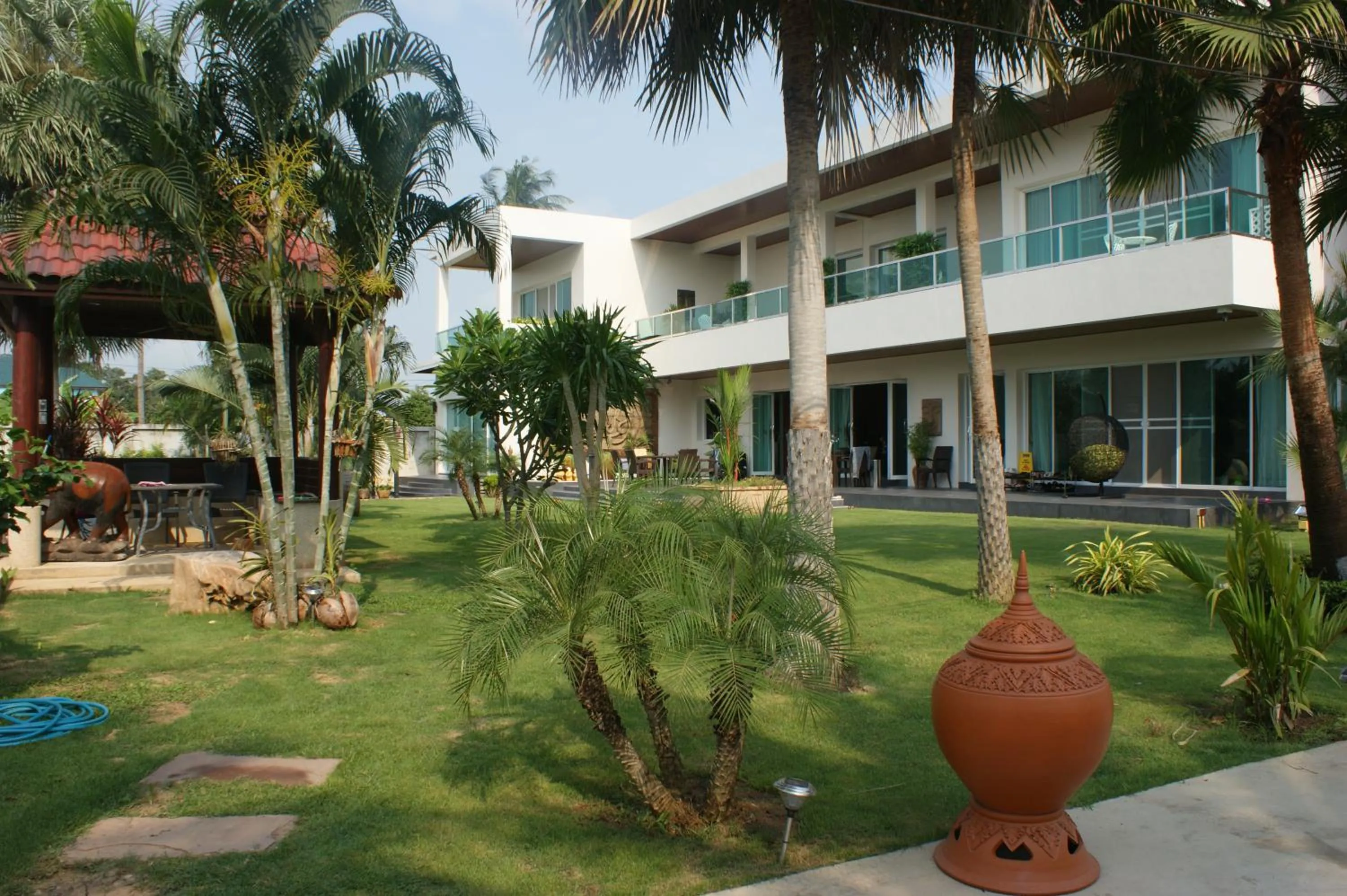 Facade/entrance in Sumali Villa