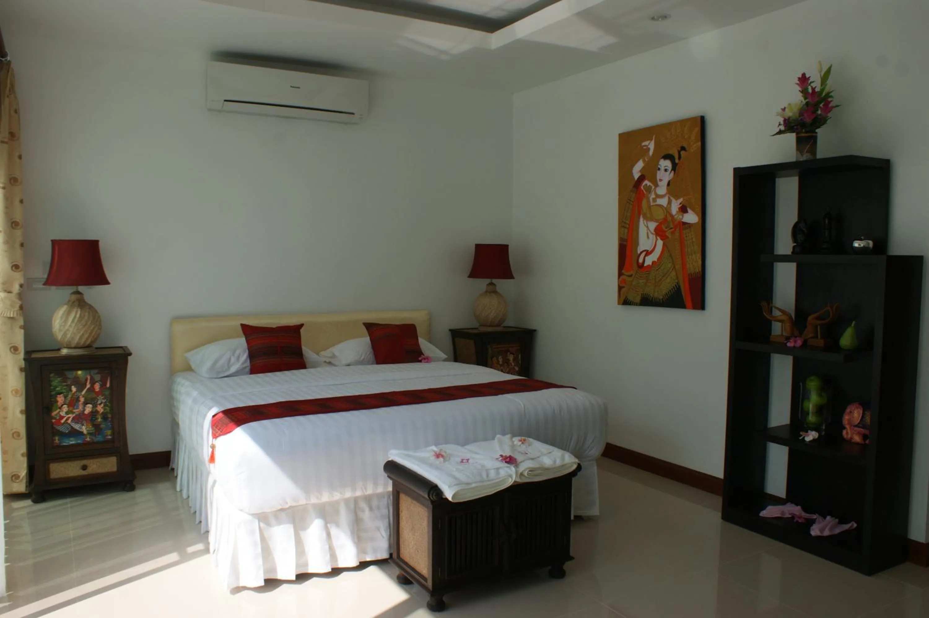 Photo of the whole room, Bed in Sumali Villa