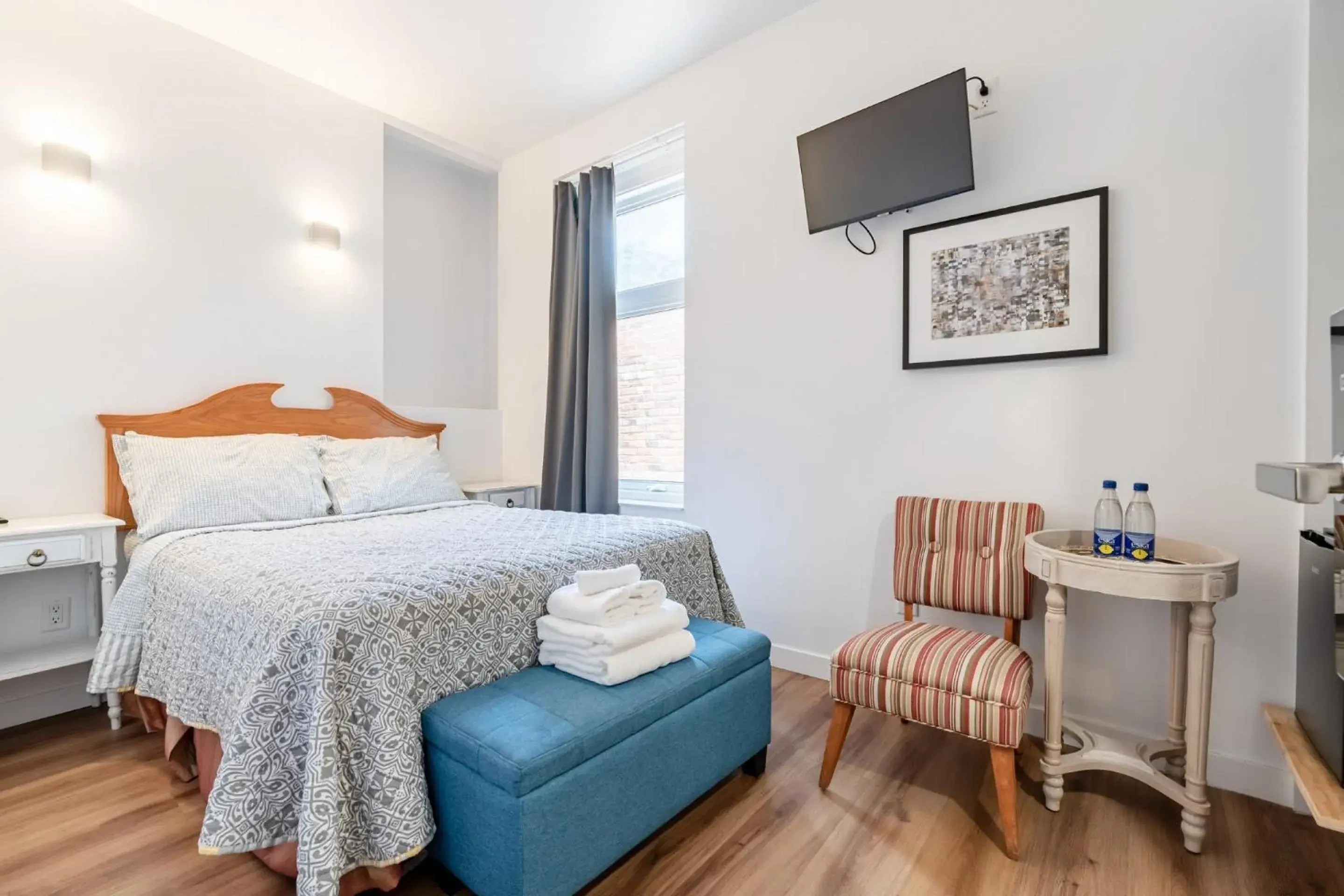 Double Room with Private Bathroom in hotel le coach Double Room with Private Bathroom in hotel le coach