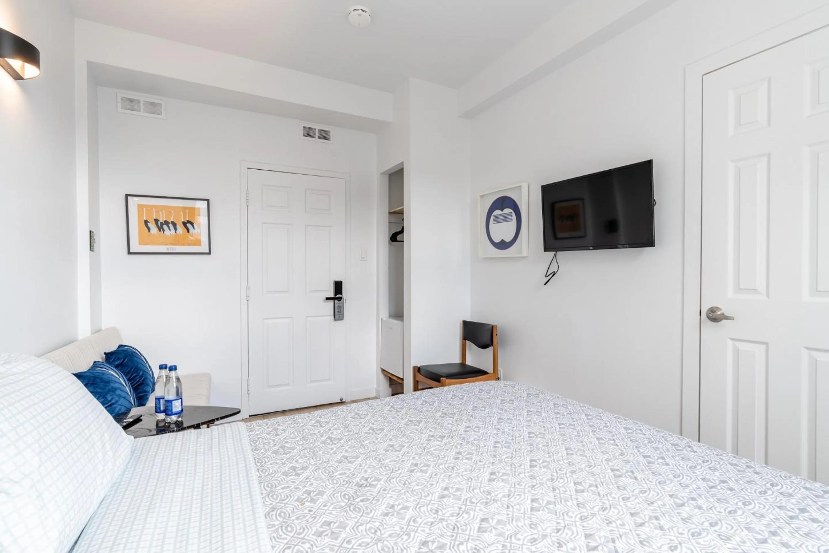 Communal lounge/ TV room, Bed in hotel le coach