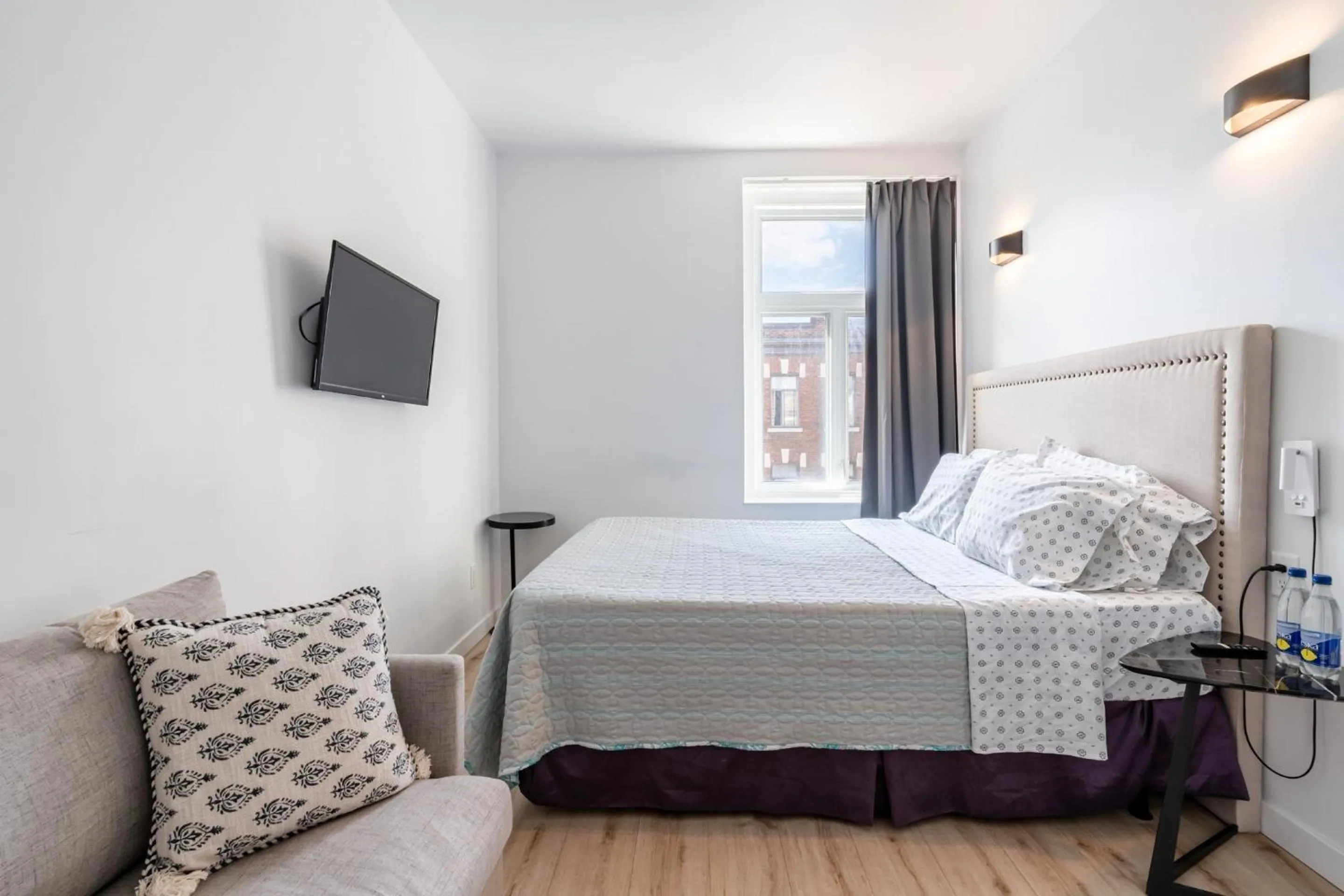 Communal lounge/ TV room, Bed in hotel le coach