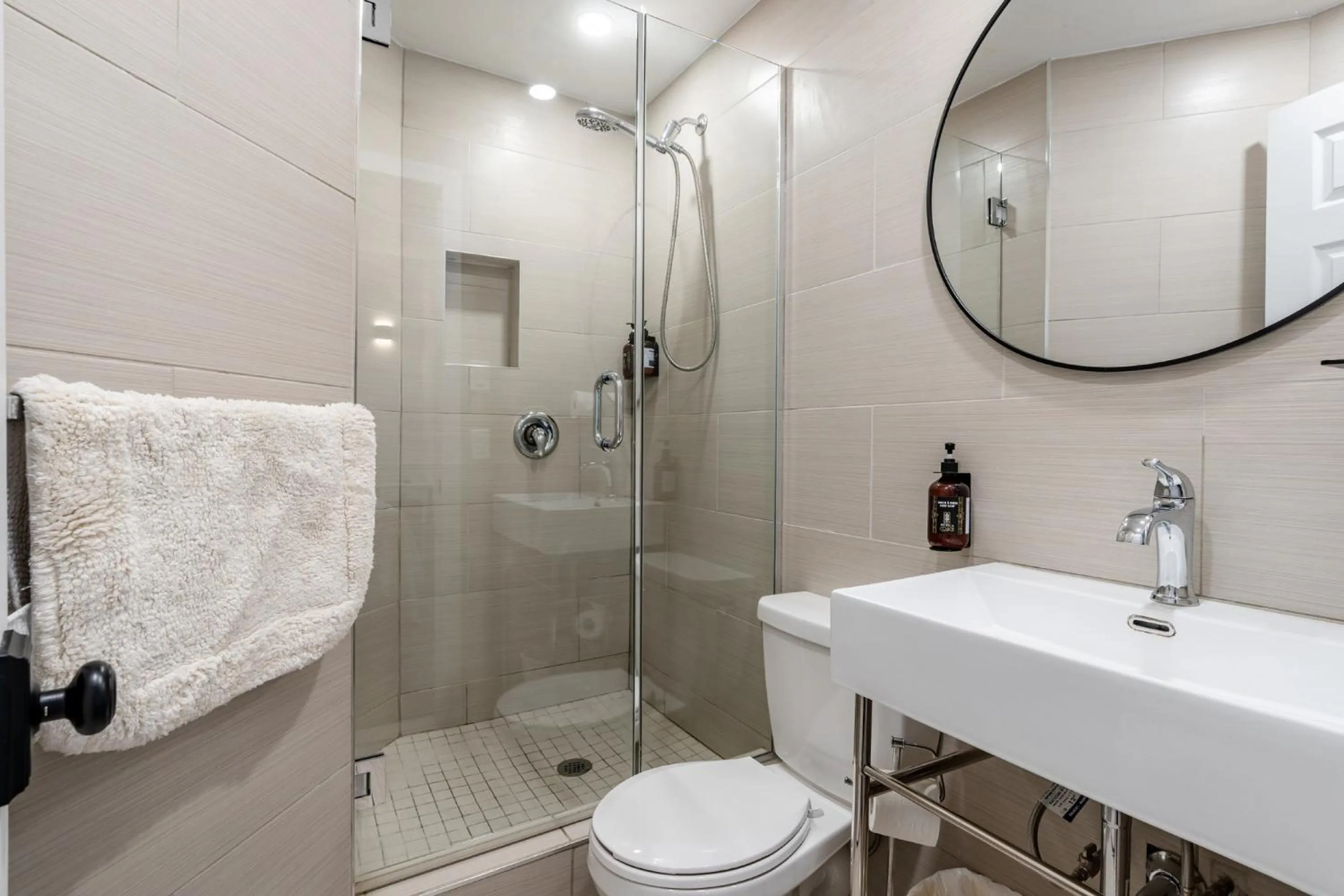 Shower in hotel le coach