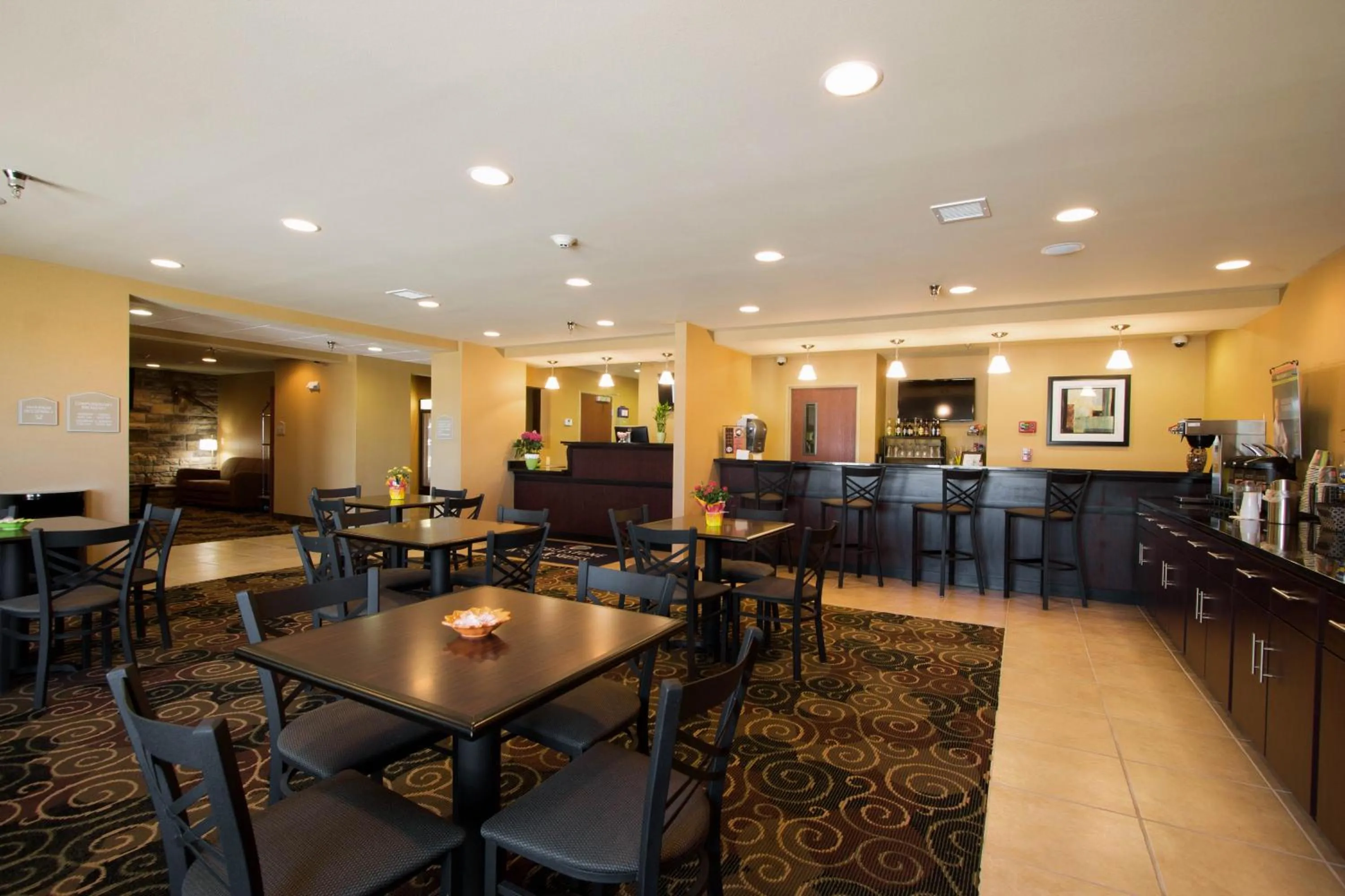 Lounge or bar in Cobblestone Inn & Suites - Eads