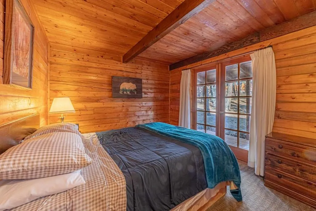 Bed in Forest Cabin 3 Bear's Den