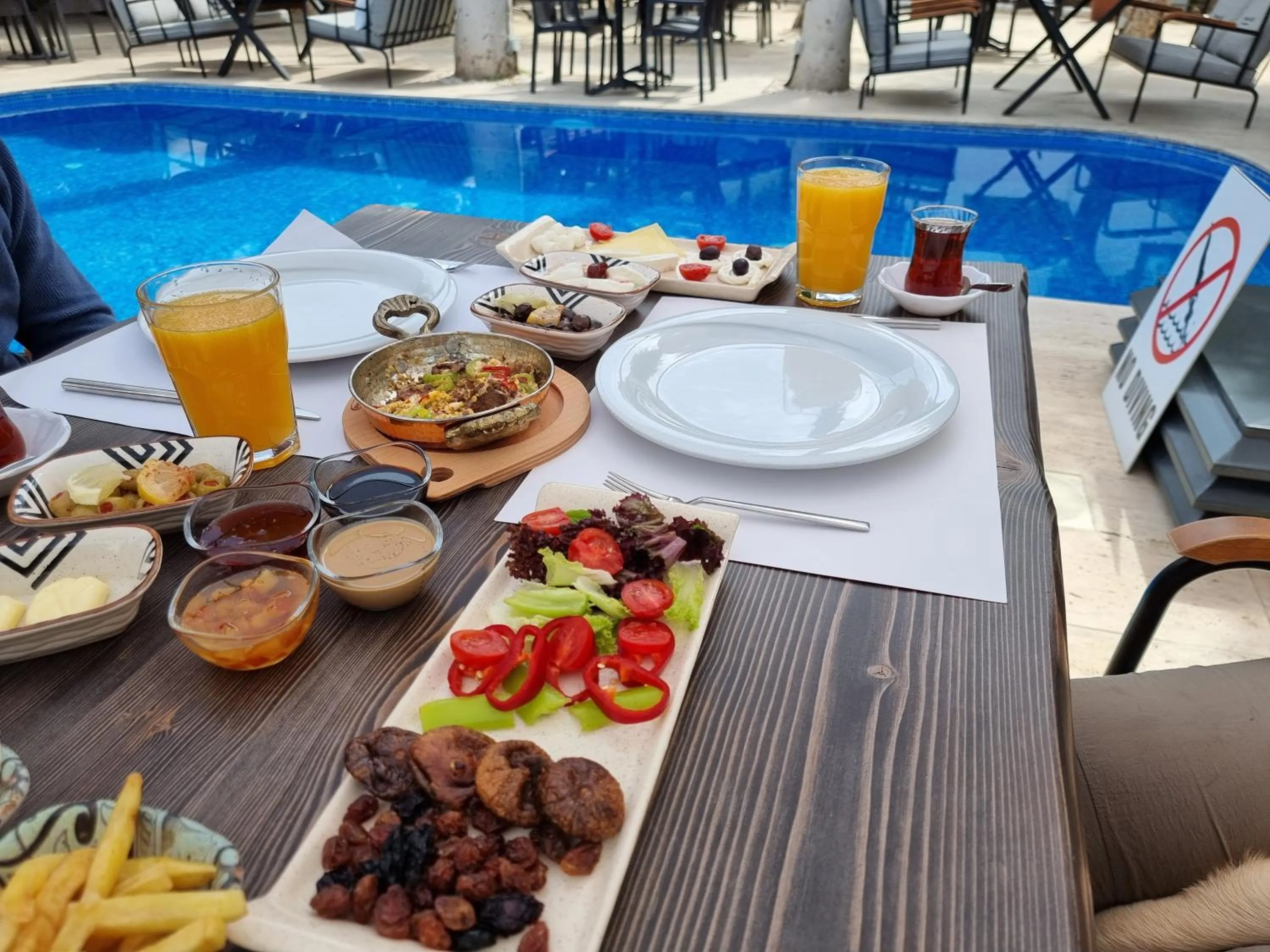 Breakfast in Blue Sea Garden