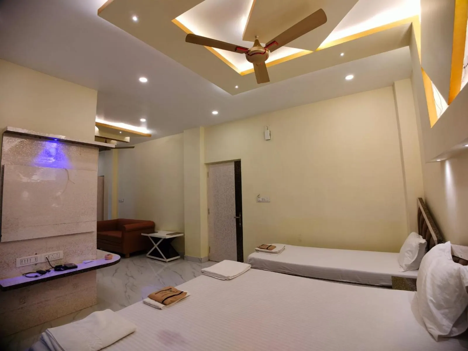 Bed in Hindusthan Inn - On Beach