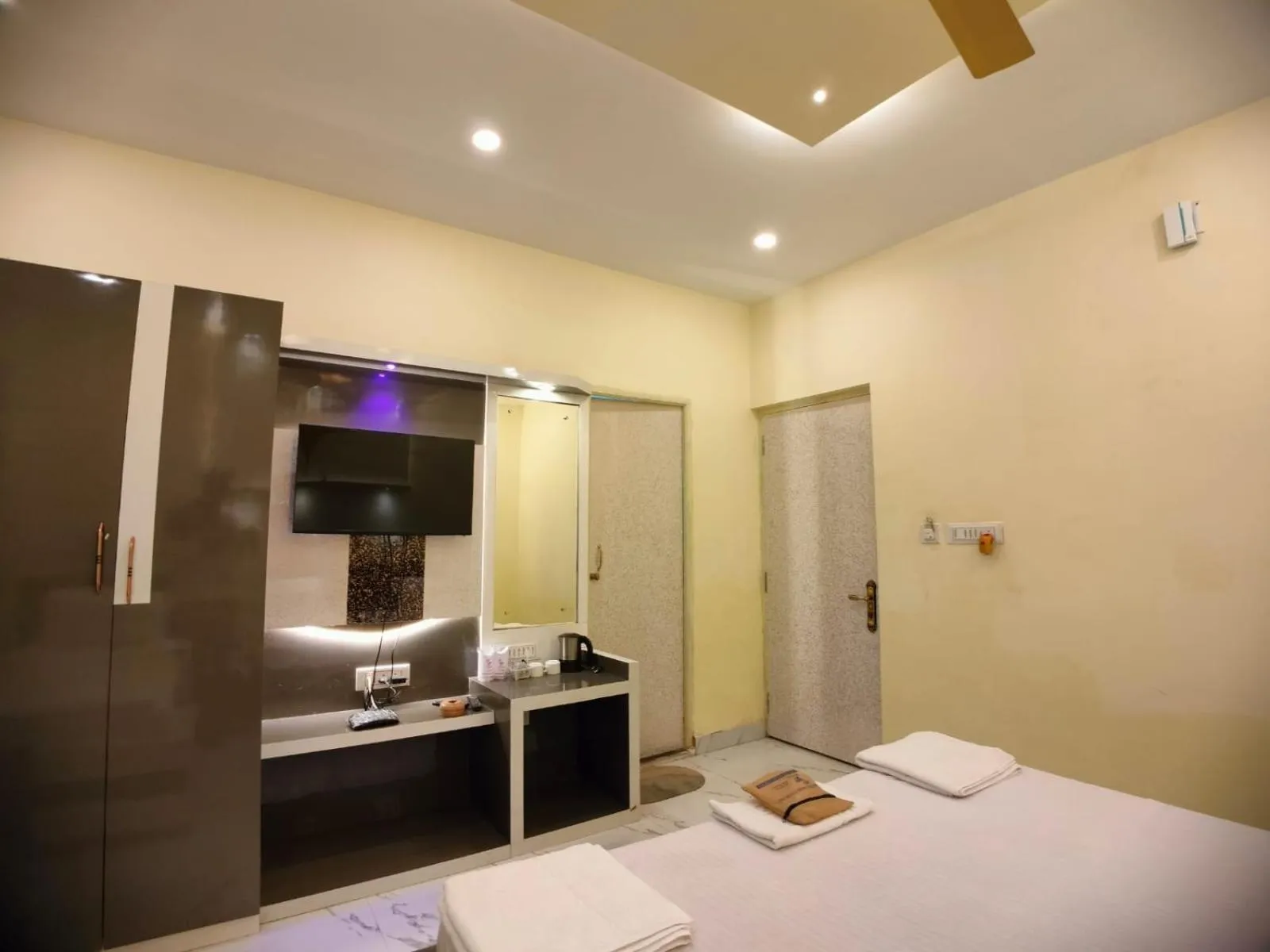 Bed in Hindusthan Inn - On Beach